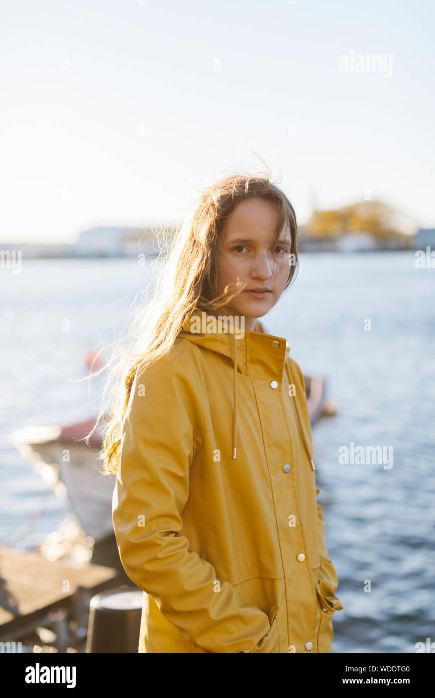 Mädchen tragen gelbe Regenjacke von Meer Stockfotografie - Alamy