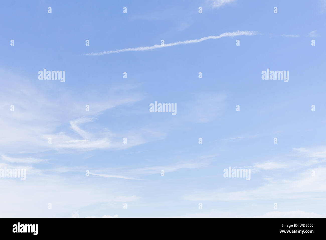 Niedrigen Winkel Ansicht von Kondensstreifen im Himmel Stockfoto
