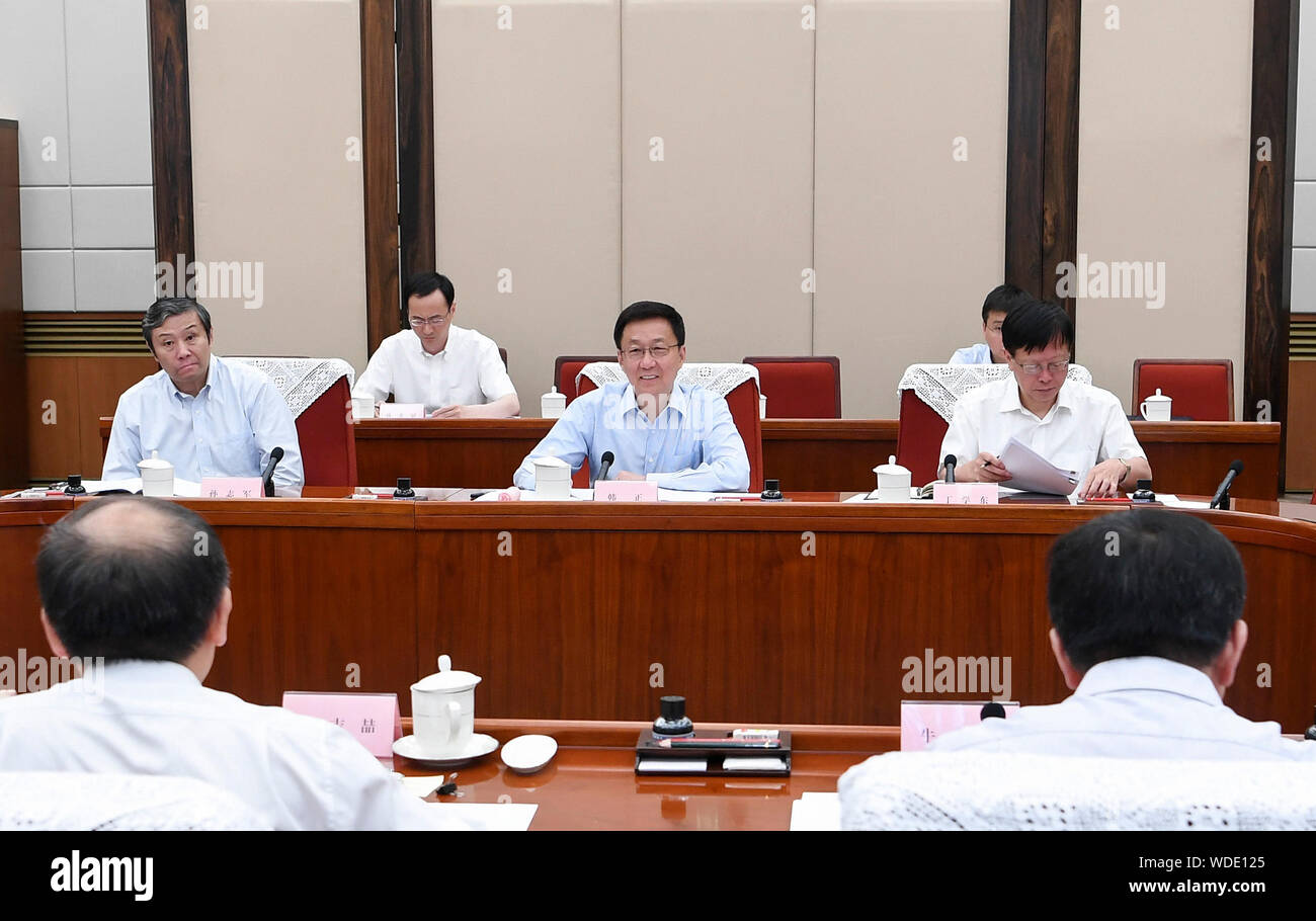 (190829) - Peking, Aug 29, 2019 (Xinhua) - Chinesische Vice Premier Han Zheng, ebenfalls Mitglied des Ständigen Ausschusses des Politbüros der Kommunistischen Partei von China Central Committee und Leiter eines führenden Gruppe beaufsichtigt Chinas vierten nationalen ökonomischen Zensus, den Vorsitz bei einem Treffen der führenden Gruppe in Peking, der Hauptstadt von China, Nov. 29, 2019. (Xinhua / Zhang Ling) Stockfoto