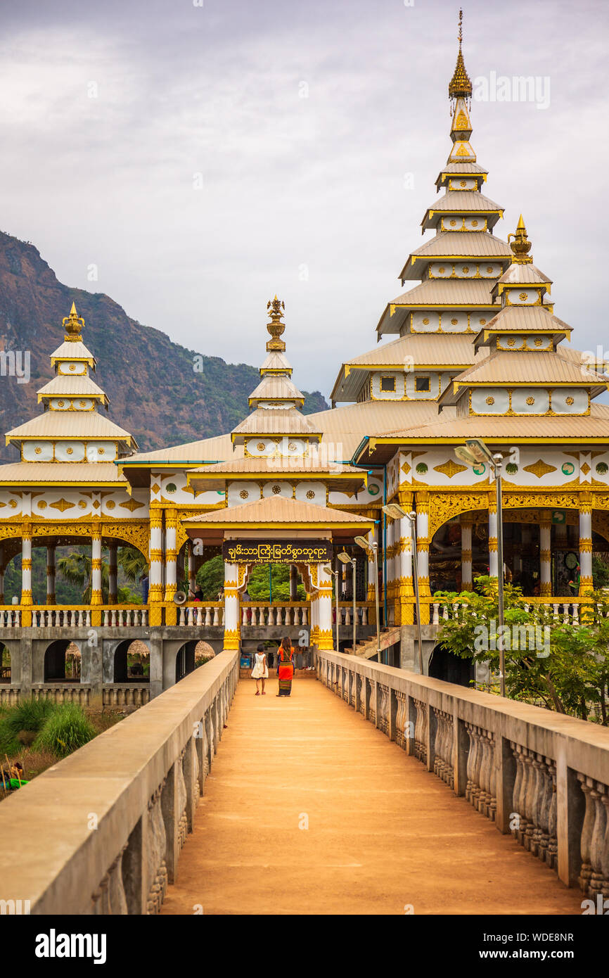 Kyaut Ka Lat buddhistischen Tempel in Hpa-An, Myanmar. Stockfoto