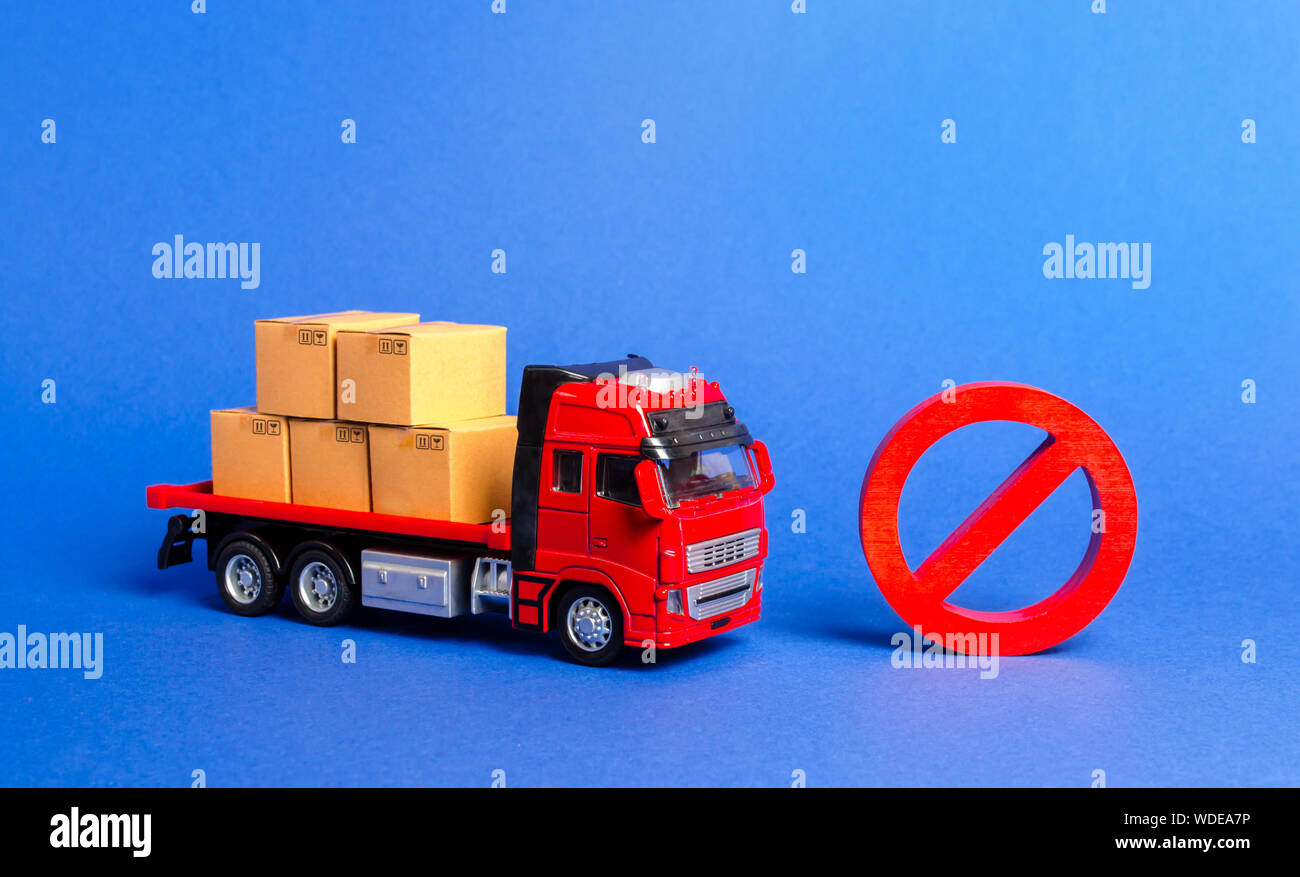 Ein Lkw mit Boxen und ein rotes Verbotssymbol Nr. Embargo Handelskriege geladen. Beschränkung bei der Einfuhr, Durchfuhr ein Verbot der Ausfuhr von Gütern mit doppeltem Verwendungszweck zu countr Stockfoto