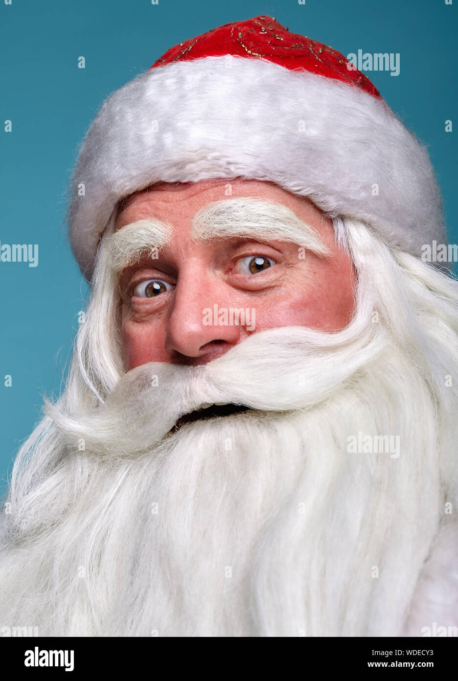 Close-up Weihnachten Gesicht portrait von russiad Santa Claus Ded Moroz mit weit geöffneten Augen an Kamera suchen, die in der Überraschung. Weißhaariger älterer Mann mit Wh Stockfoto