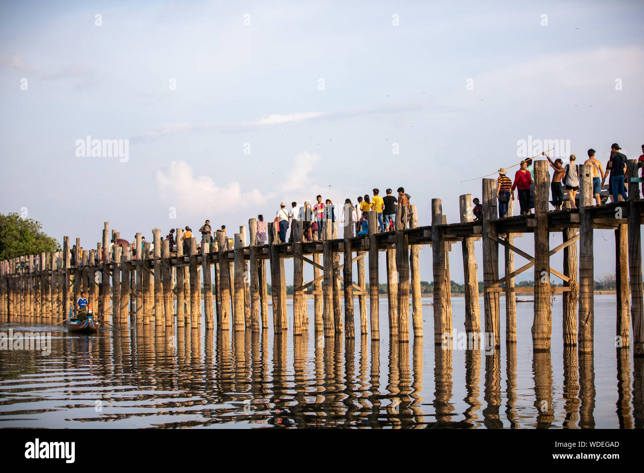 MANDALAY / Myanmar (Burma) - 30. Juli, 2019: U-BEIN Brücke ist eines der berühmten Teakholz Brücke der Welt. In Mandalay, Myanmar. Stockfoto