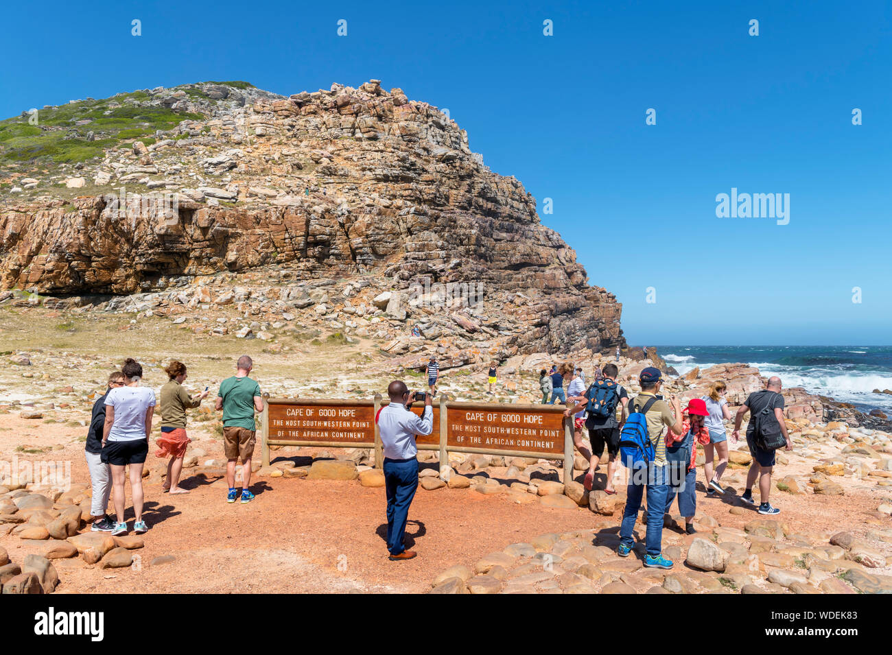 Touristen am Kap der Guten Hoffnung, die am südwestlichen Punkt auf dem afrikanischen Kontinent, Western Cape, Südafrika Stockfoto