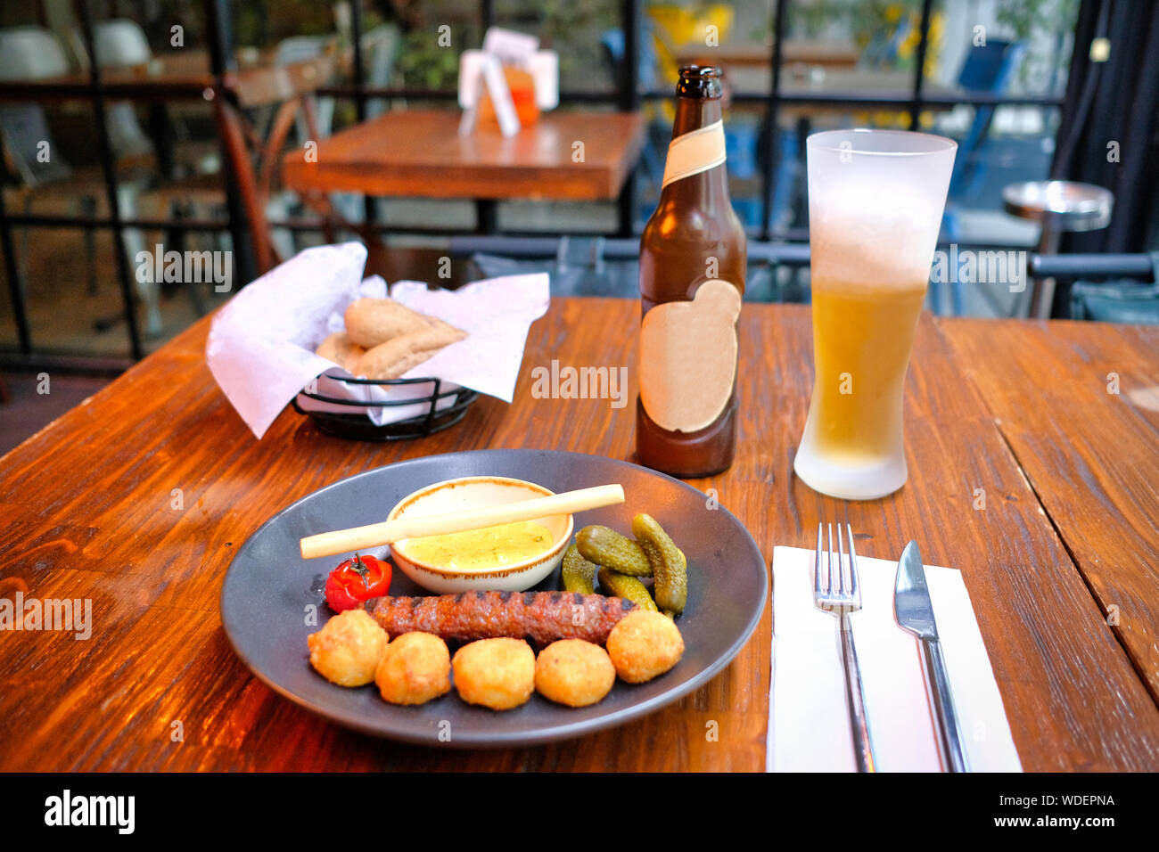 Restaurant Tabelle handmade Set Wurst, Soße und Bier Stockfoto