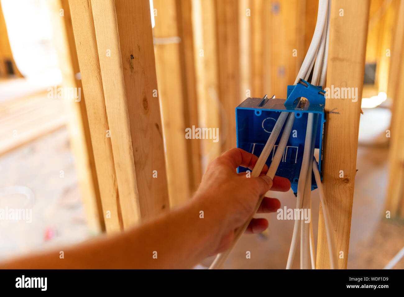 Hand Arbeiten an elektrischen Leitungen im neuen Haus Bau Stockfoto