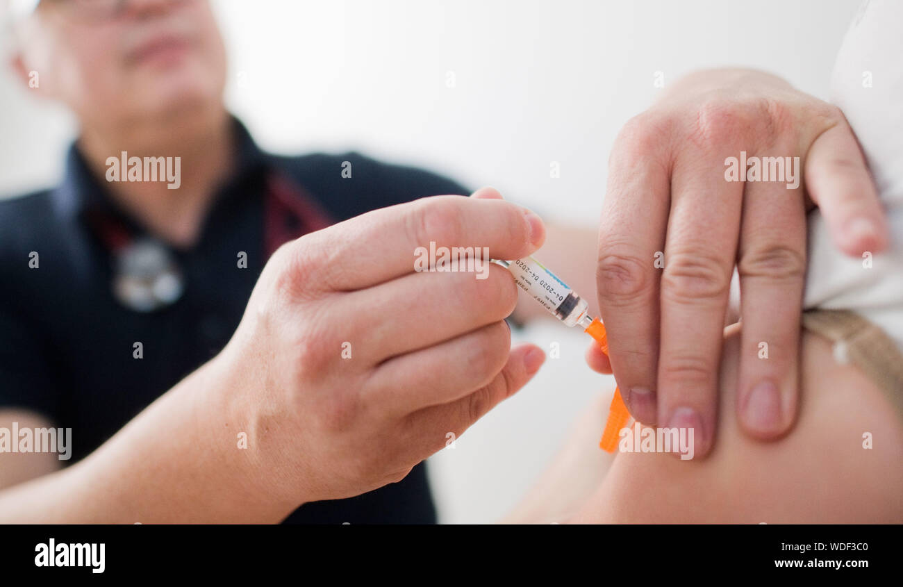 28. August 2019, Niedersachsen, Hannover: ein Kinderarzt impft ein Kind mit einer 6-Wege Kombination Impfung gegen Diphtherie, Tetanus (Wundstarrkrampf), Polio, pertussis, Haemophilus influenzae Typ b (Hib) und Hepatitis B. Foto: Julian Stratenschulte/dpa Stockfoto