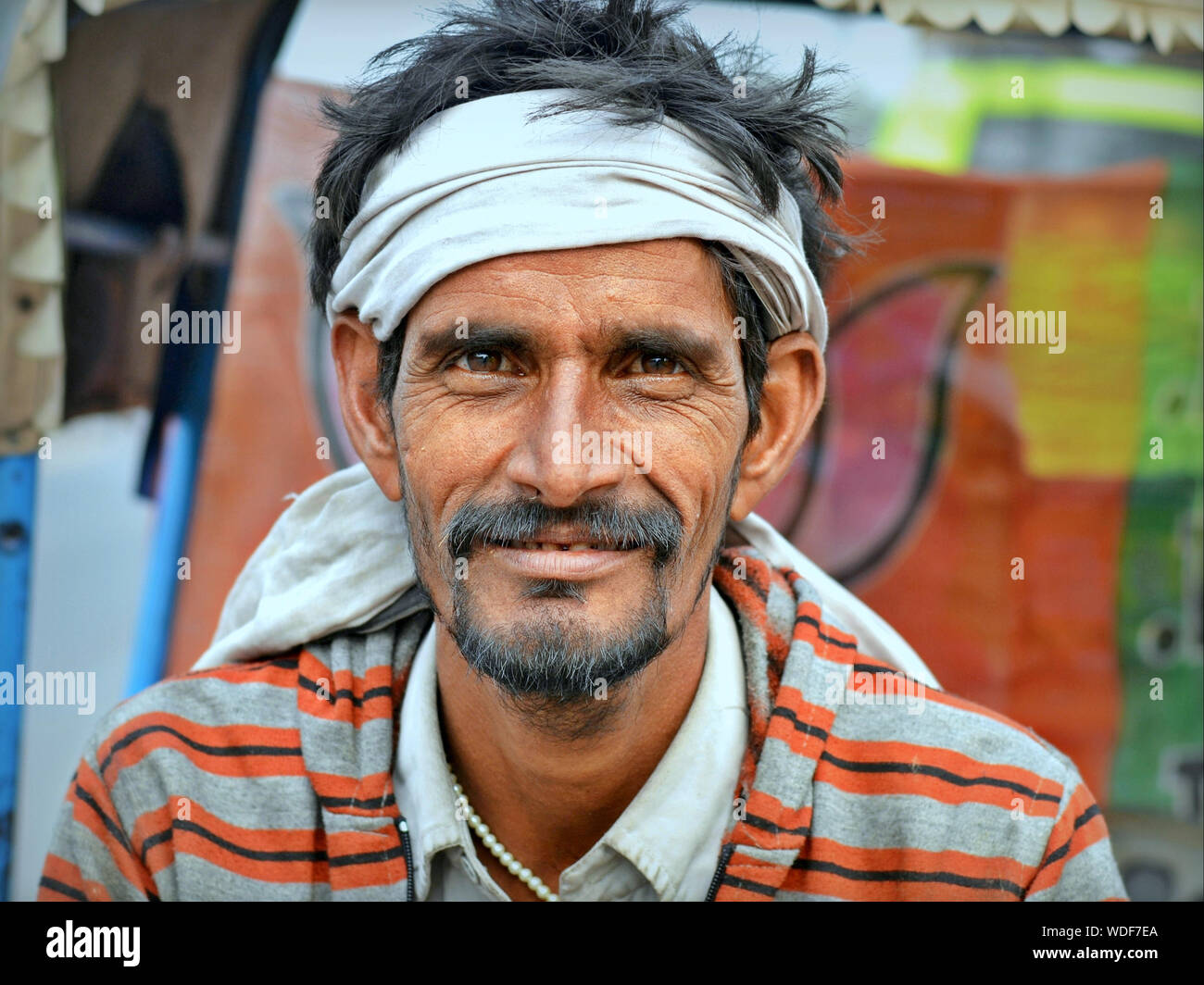 Indische Mann mit kurzen schwarzen Bart, Lächeln für die Kamera. Stockfoto