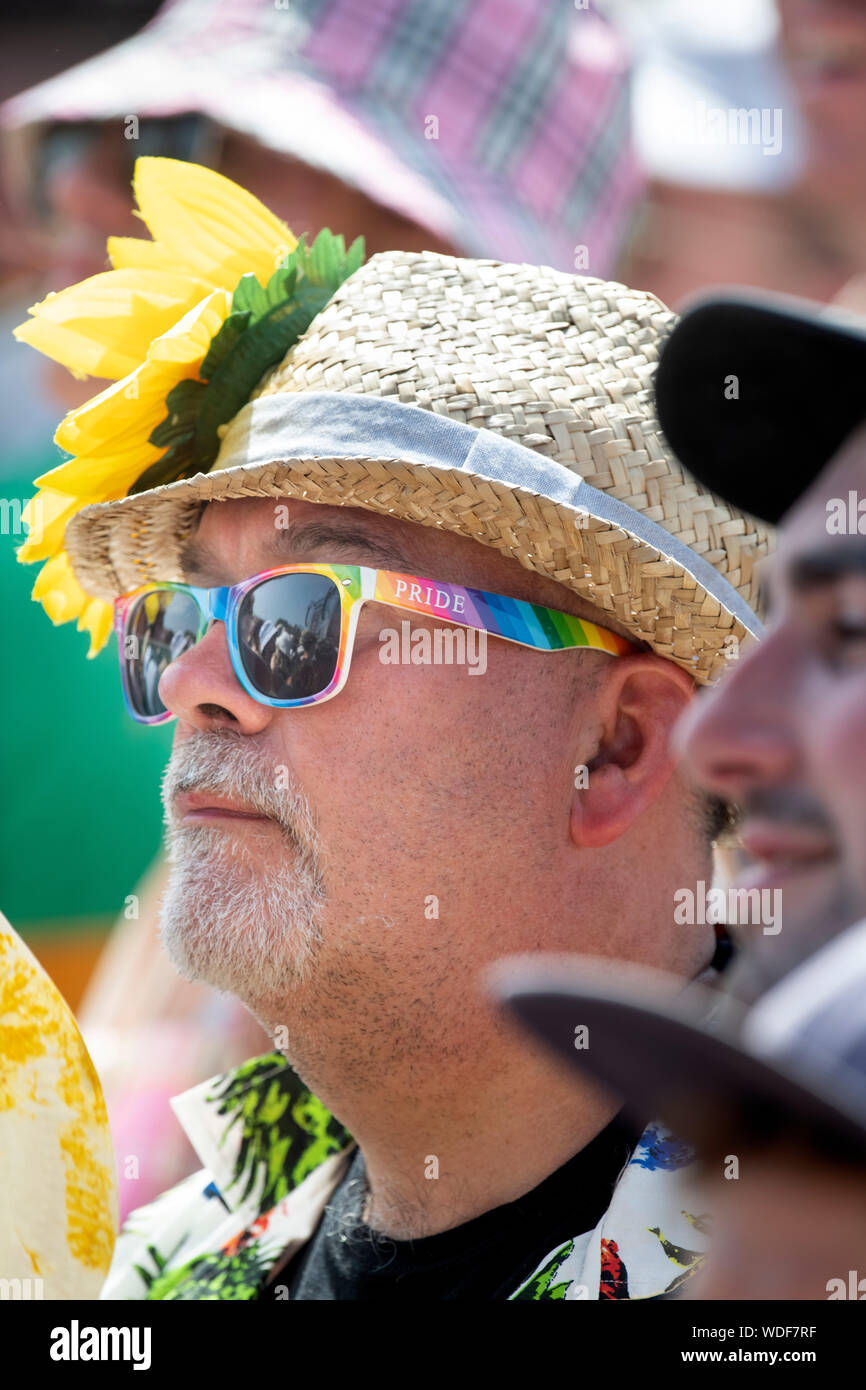 Ein Mann in einem Strohhut und tragen Gay Pride Sonnenbrille auf der anderen Bühne auf dem Glastonbury Festival 2019 in Pilton, Somerset Stockfoto