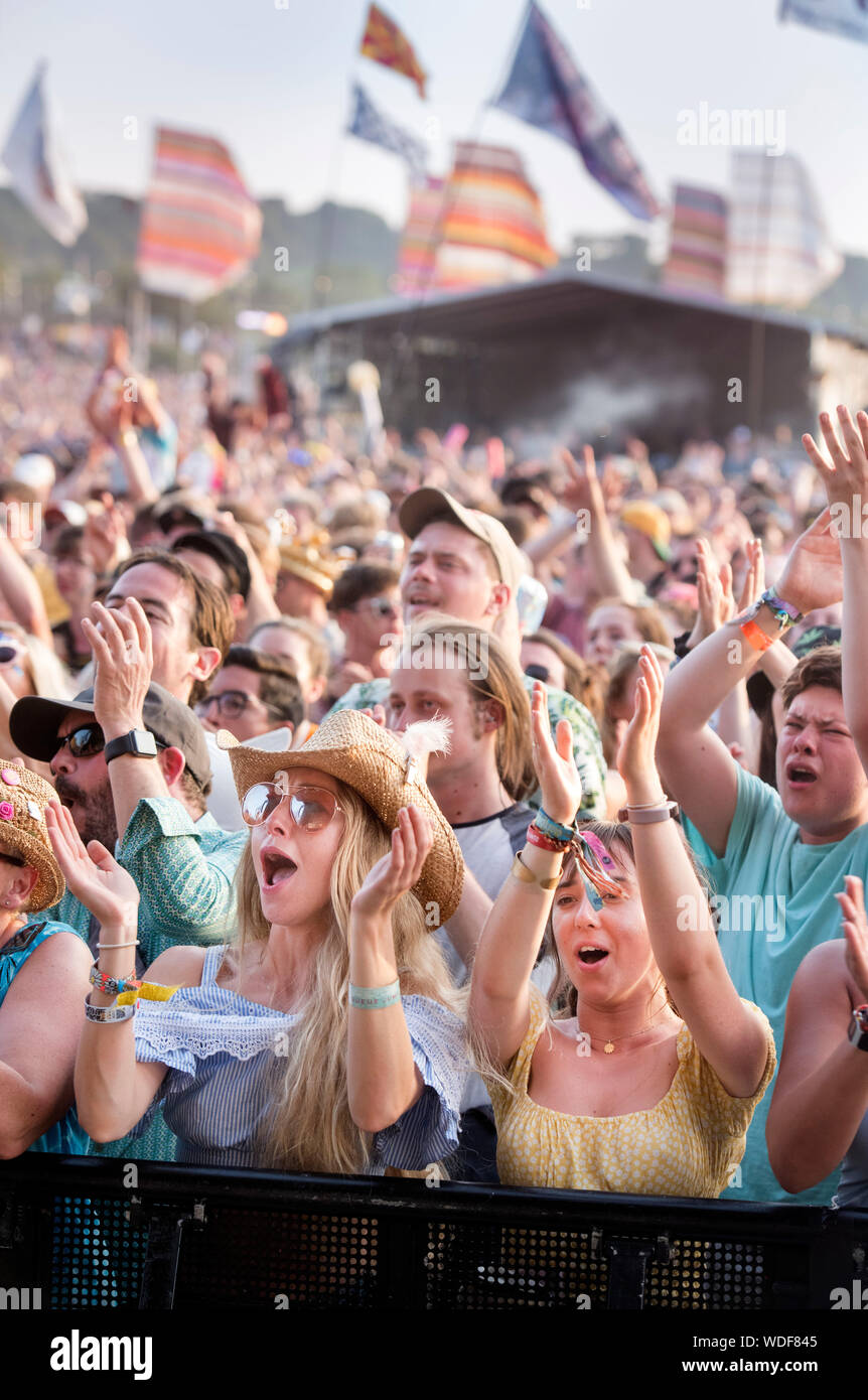 Fans von zwei Tür Cinema Club auf der anderen Bühne auf dem Glastonbury Festival 2019 in Pilton, Somerset Stockfoto