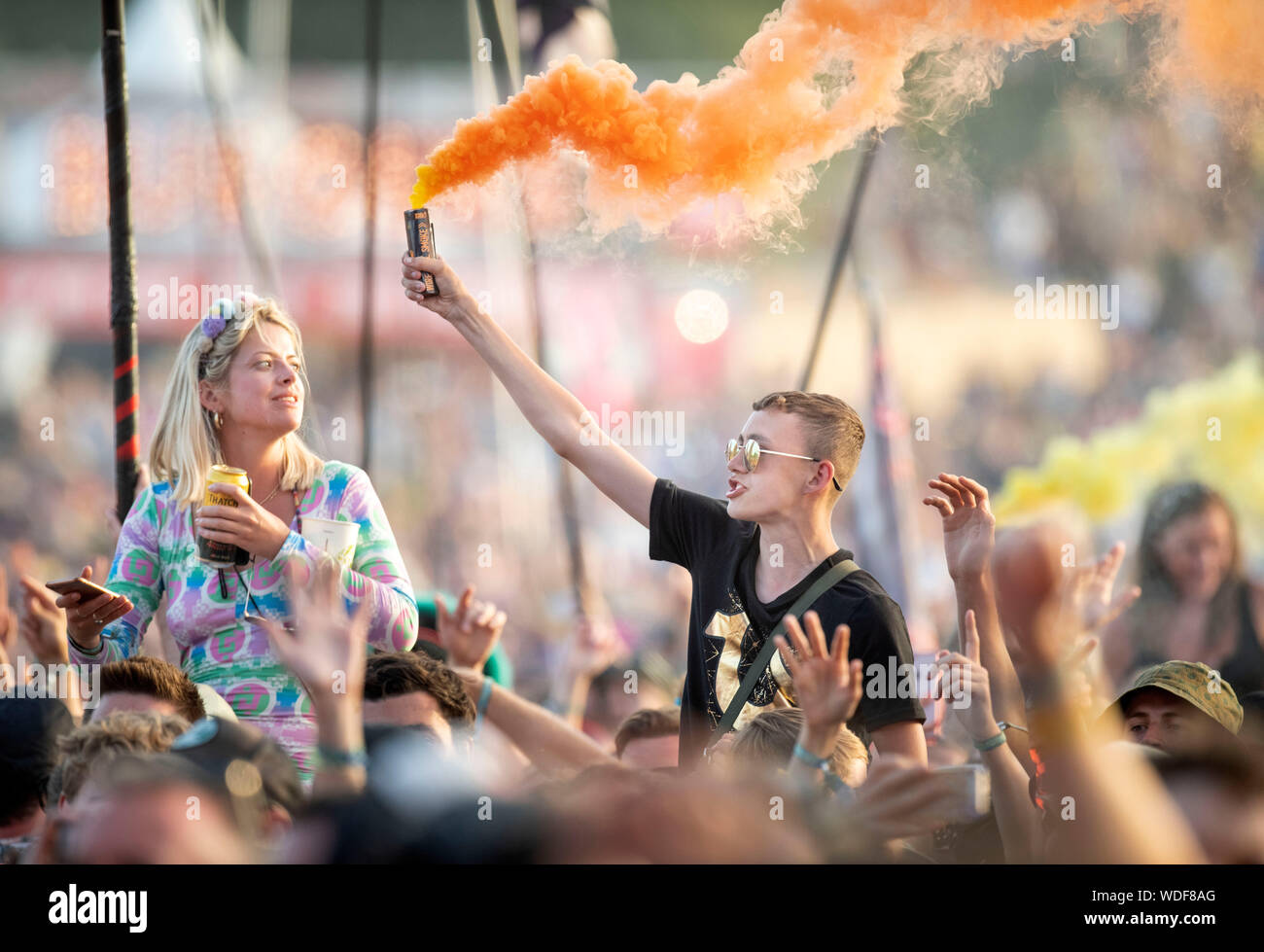 Fans von zwei Tür Cinema Club auf der anderen Bühne auf dem Glastonbury Festival 2019 in Pilton, Somerset Stockfoto