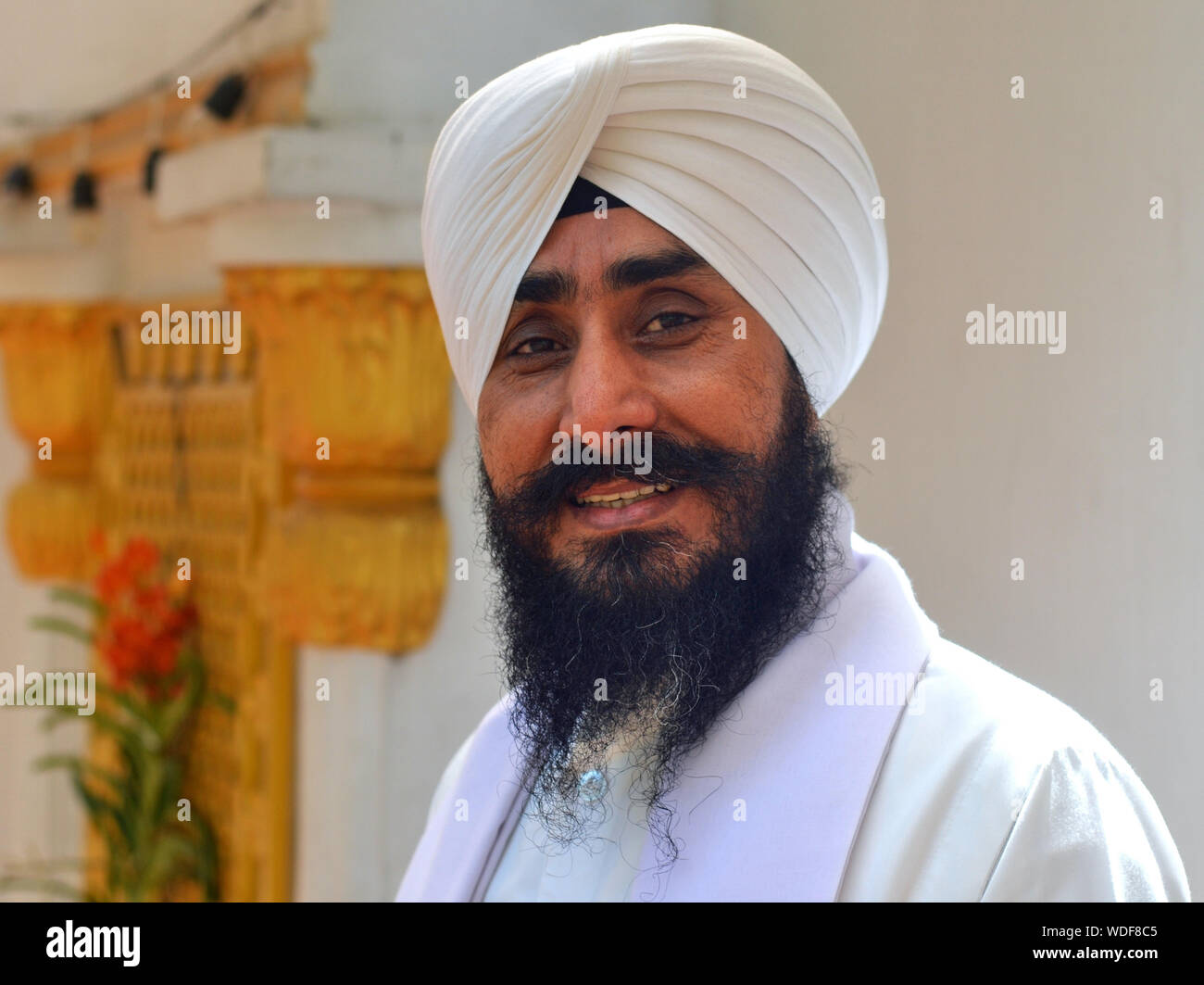 Im mittleren Alter Thai Sikh Mann mit weissen turban Lächeln für die Kamera. Stockfoto
