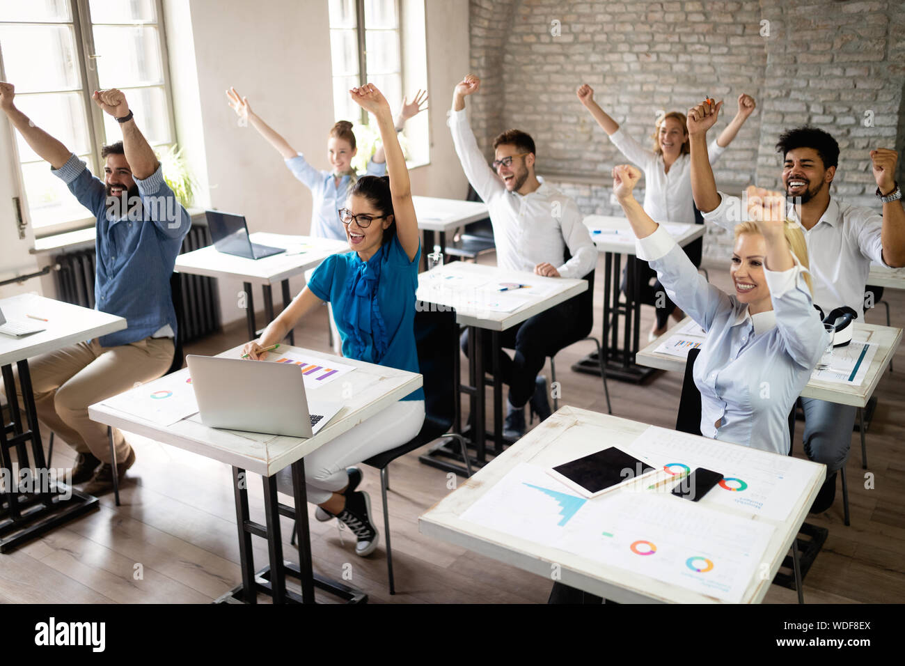 Erfolgreiche glücklichen Gruppe von Menschen lernen Software Engineering und Business während der Präsentation Stockfoto