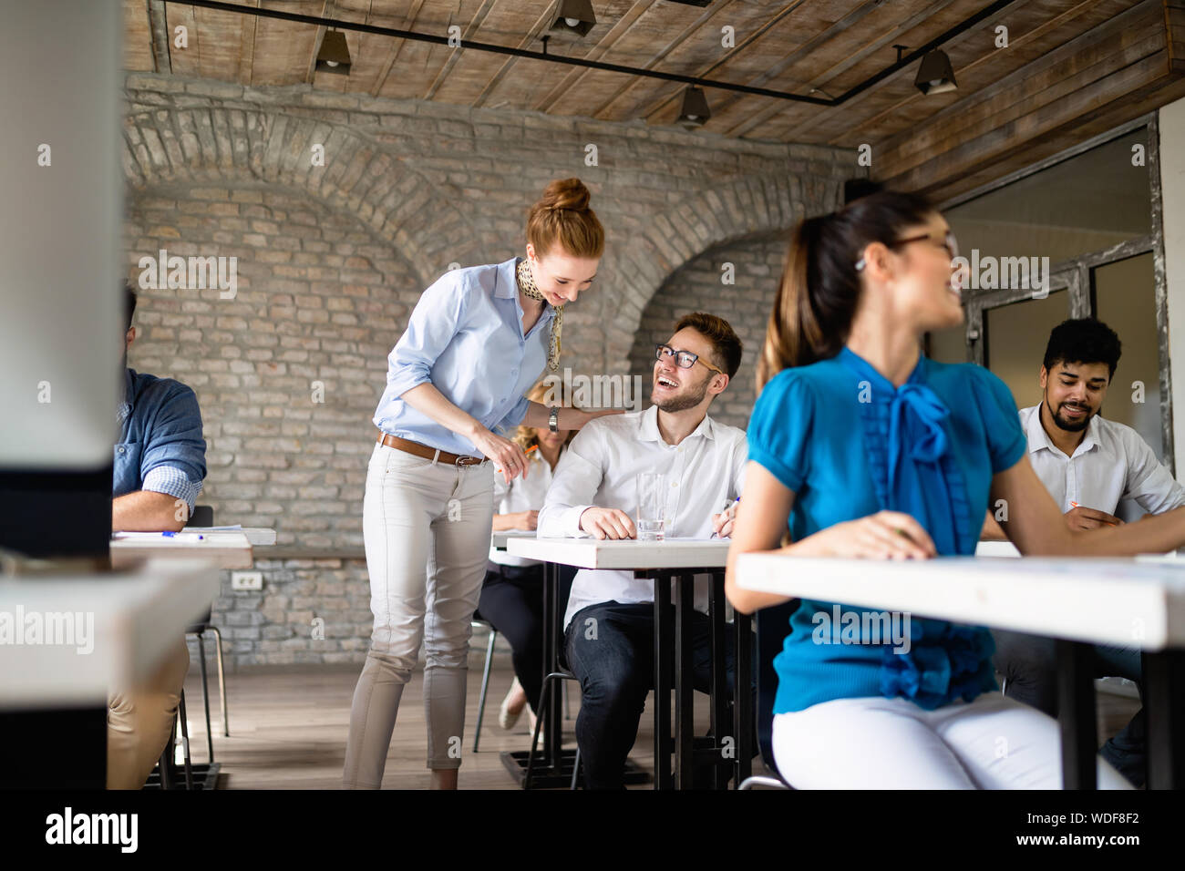 Erfolgreiche glücklichen Gruppe von Menschen lernen Software Engineering und Business während der Präsentation Stockfoto