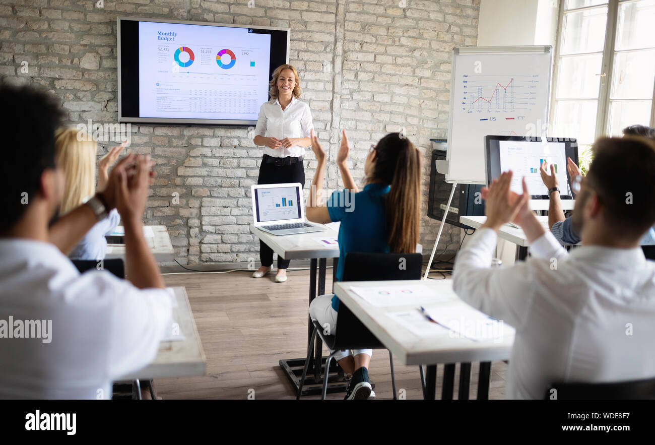 Erfolgreiche glücklichen Gruppe von Menschen lernen Software Engineering und Business während der Präsentation Stockfoto