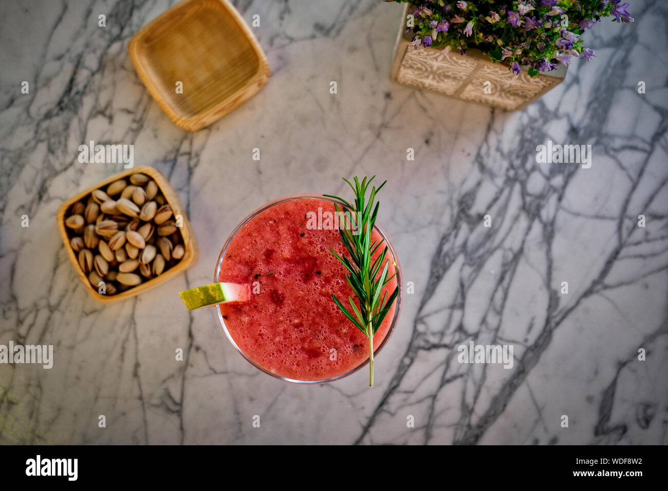 Erfrischende kalte Sommer trinken Wassermelone Slushie mit Basilikum Stockfoto