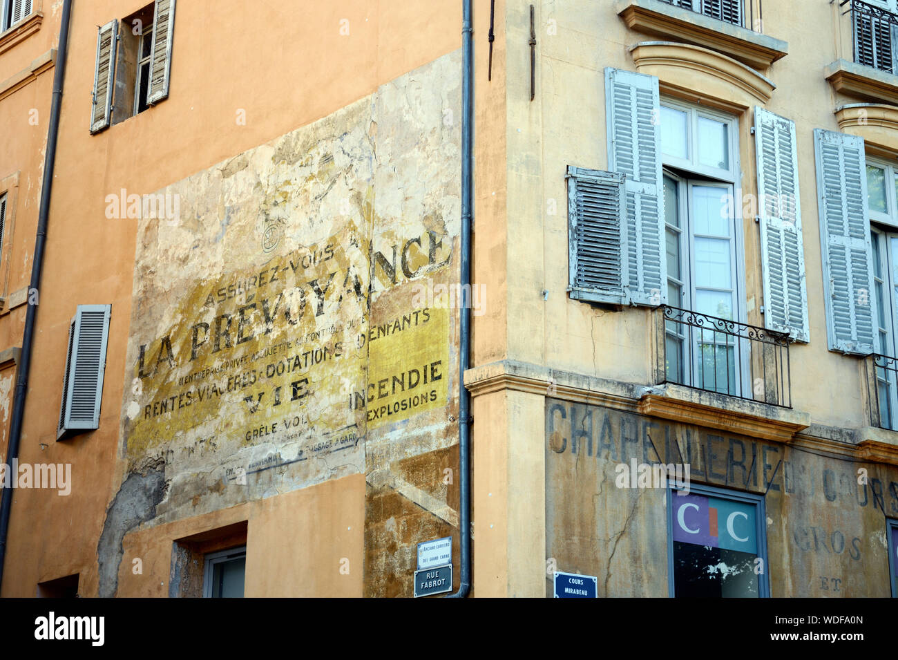 Alte bemalte Wand Werbung Werbung Versicherungen und alte Fassade an der historischen Gebäude auf dem Cours Mirabeau Aix-en-Provence Provence Frankreich Stockfoto