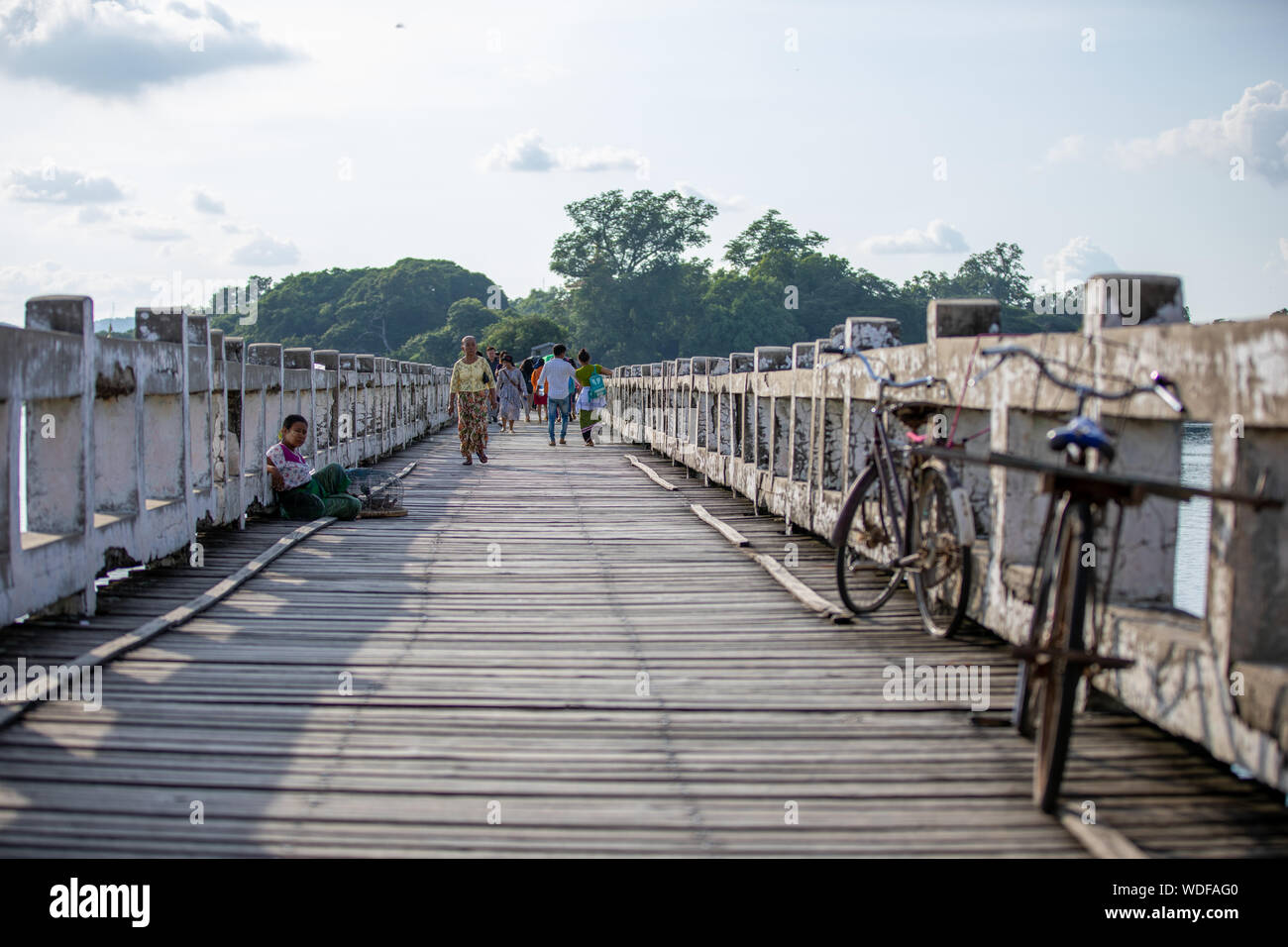 MANDALAY / Myanmar (Burma) - 30. Juli, 2019: U-BEIN Brücke ist eines der berühmten Teakholz Brücke der Welt. In Mandalay, Myanmar. Stockfoto