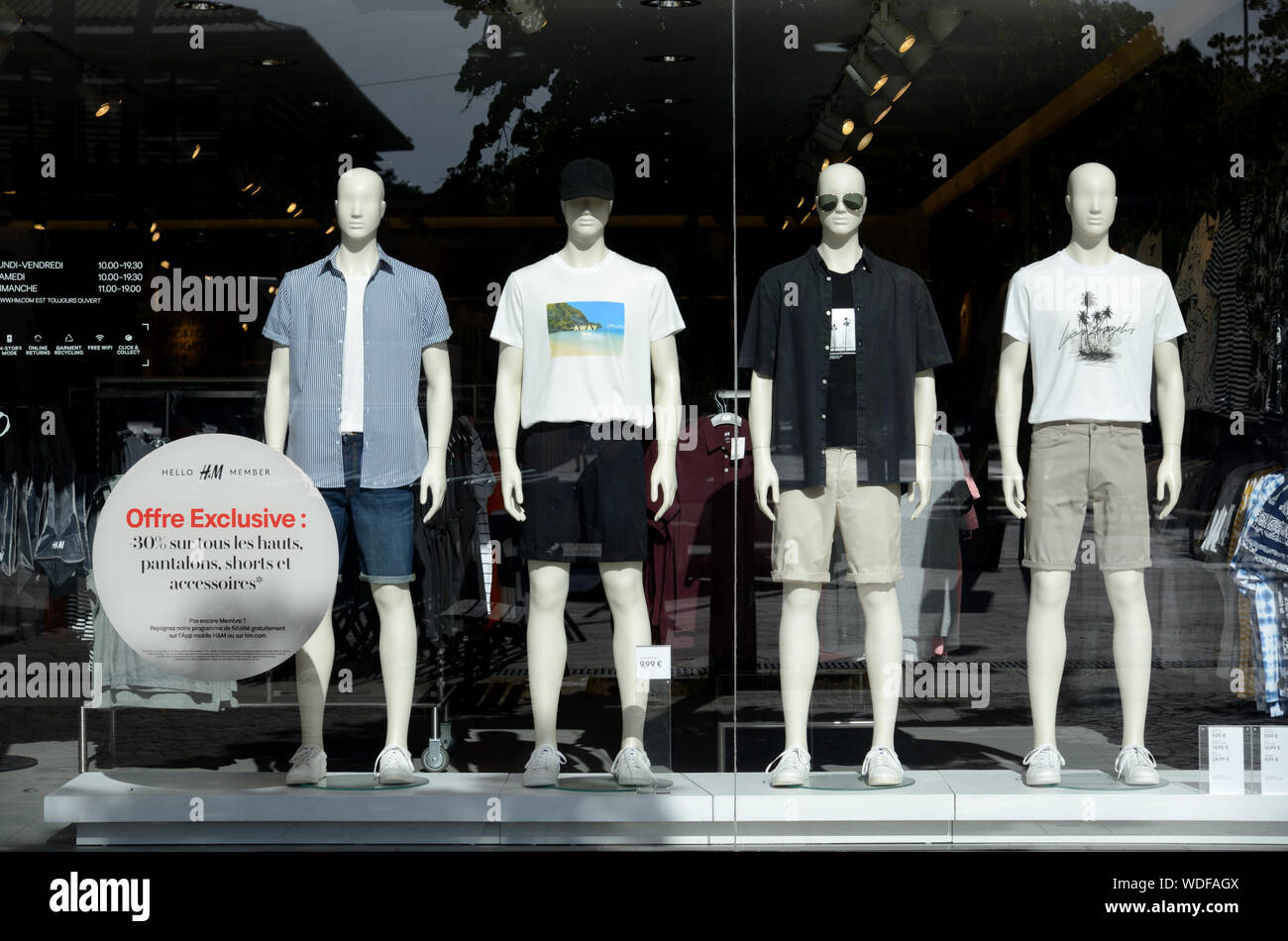 Männliche Schaufensterpuppen tragen Sommermode, Shorts und T-Shirts in H&M-Shop Fenster oder Fashion Store in der Shopping Mall Aix-en-Provence Provence Frankreich Stockfoto