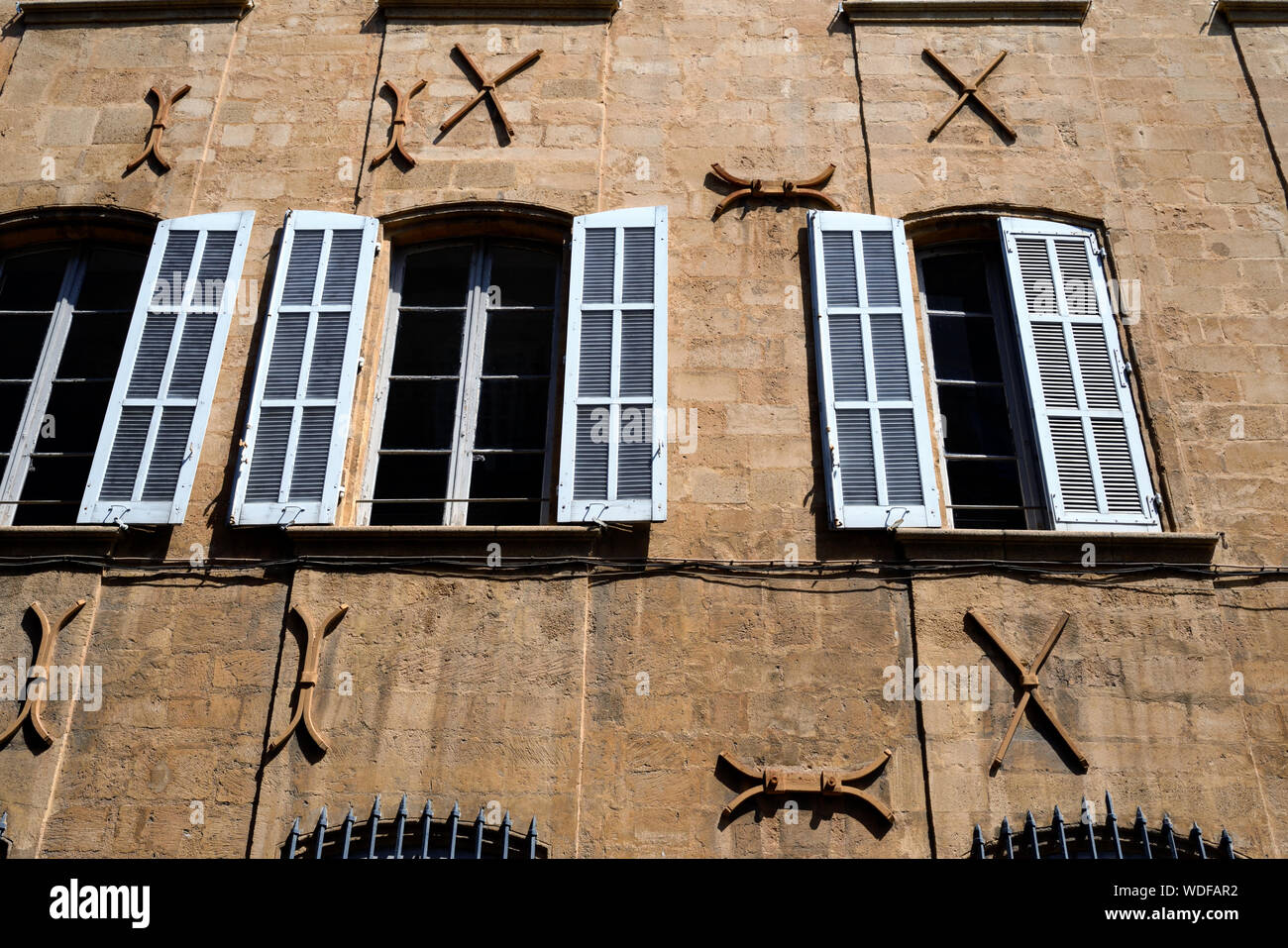 Alte Fenster, Fensterläden & Fassade mit verstärkenden Metal Bars oder Bewehrungsstäbe in den Stadtteil oder Quartier Mazarin Mazarin Aix-en-Provence Provence Frankreich Stockfoto