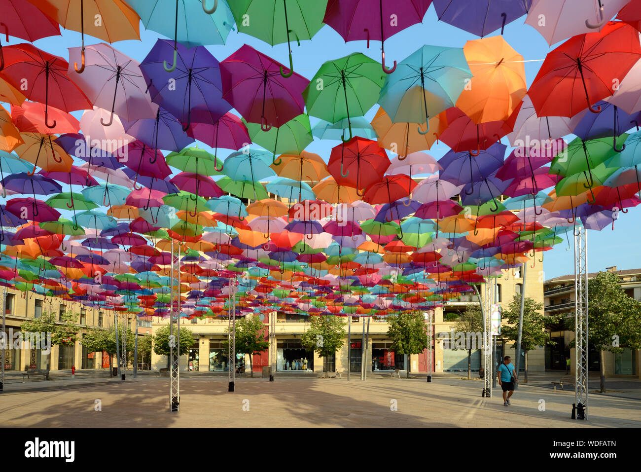 Bunte Sonnenschirme und Regenschirme hängen vor Ort Francois Villon, von der Künstlerin Patricia Cunha Sonnenschirm Sky Projekt Kunst Installation Aix-en-Provence Stockfoto