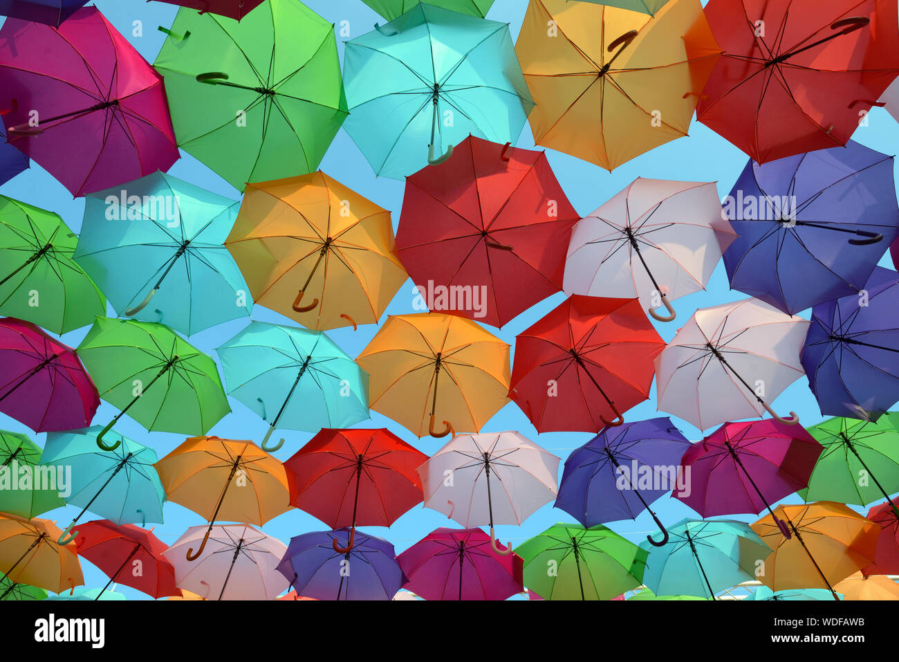 Bunte Sonnenschirme und Regenschirme hängen vor Ort Francois Villon, von der Künstlerin Patricia Cunha Sonnenschirm Sky Projekt Kunst Installation Aix-en-Provence Stockfoto