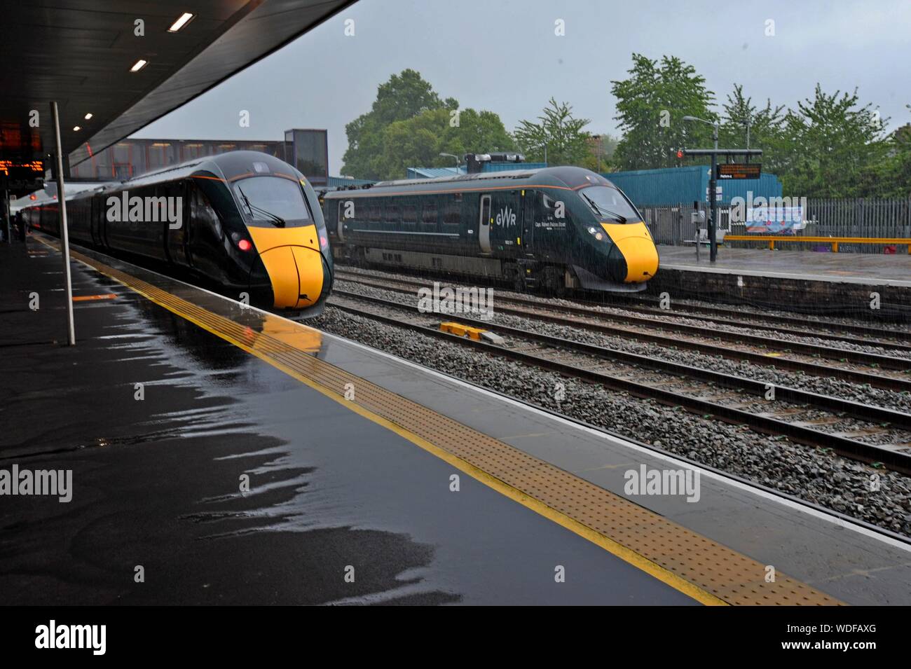 Ein paar der GWR 800 Klasse IET in strömendem Regen Oxford Bahnhof gesehen. Stockfoto