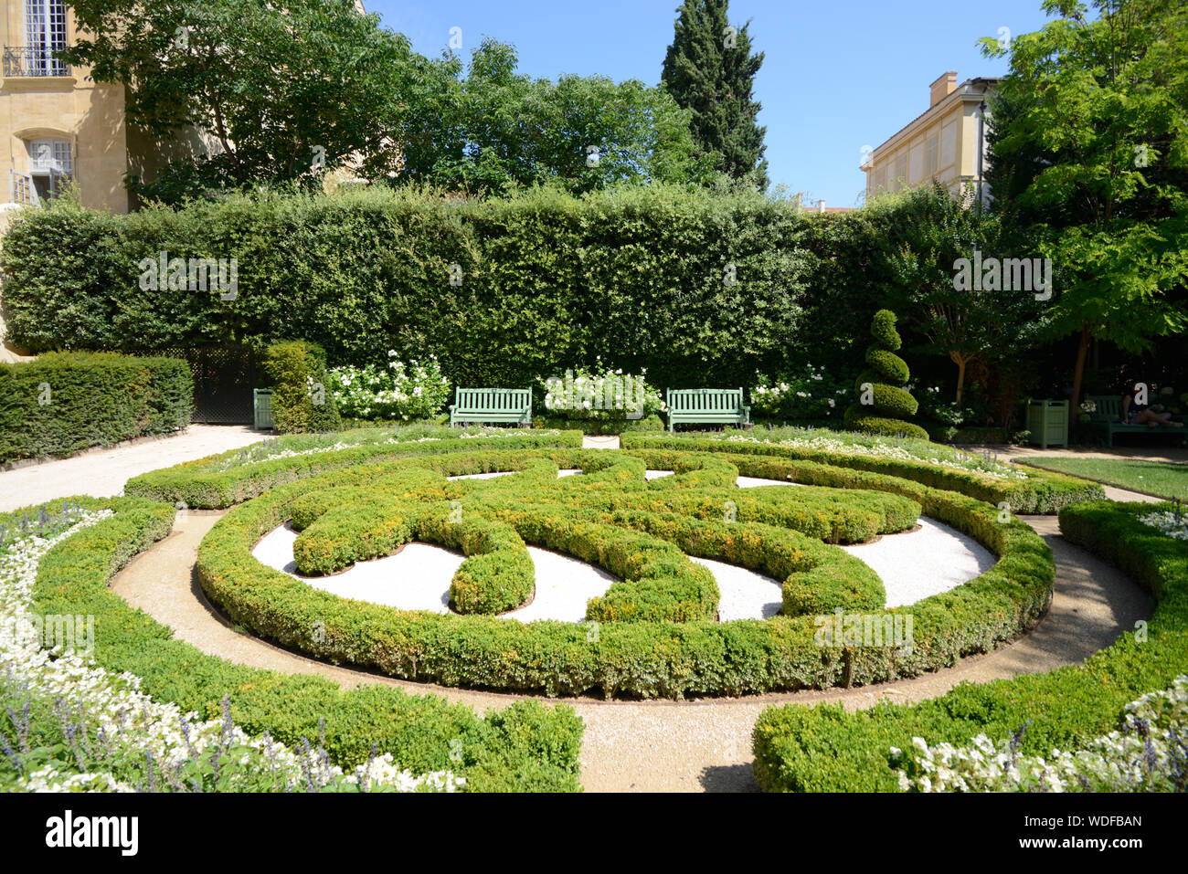 Formalen französischen Garten oder versunkenen Garten mit Fleur-de-lis Formgehölze in Caumont Arts Center, oder Hôtel de Caumont (1715-1742), Aix-en-Provence Frankreich Stockfoto