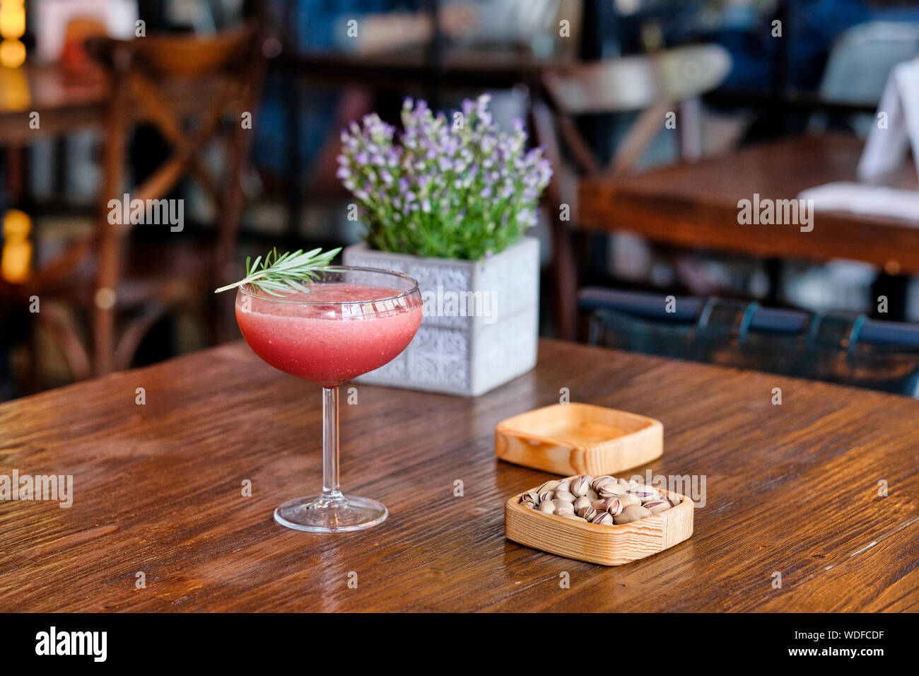 Erfrischende kalte Sommer trinken Wassermelone Slushie mit Basilikum Stockfoto