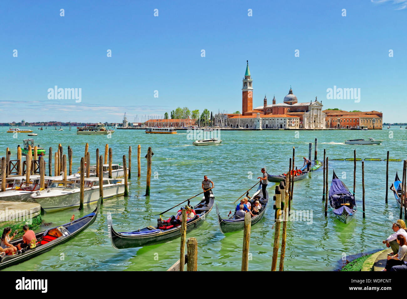 Gondeln auf dem Canal Giudecca mit der Kirche San Giorgio Maggiore über Venedig, Italien. Stockfoto