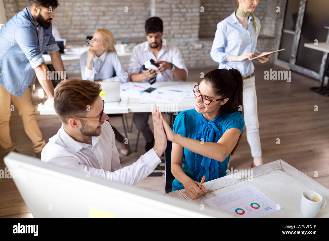 Erfolgreiche glücklichen Gruppe von Menschen lernen Software Engineering und Business während der Präsentation Stockfoto