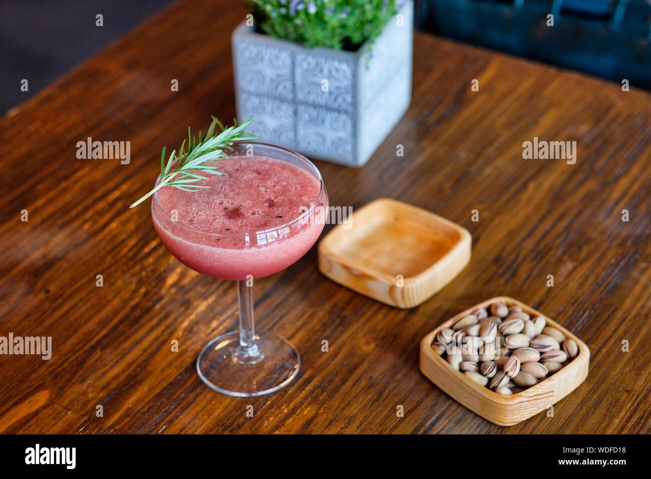 Erfrischende kalte Sommer trinken Wassermelone Slushie mit Basilikum Stockfoto