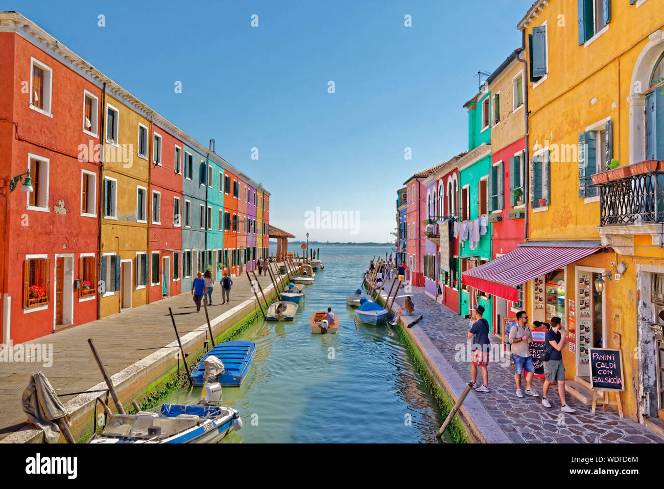 Bunte Häuser auf Burano Insel in der Lagune von Venedig, Italien. Stockfoto