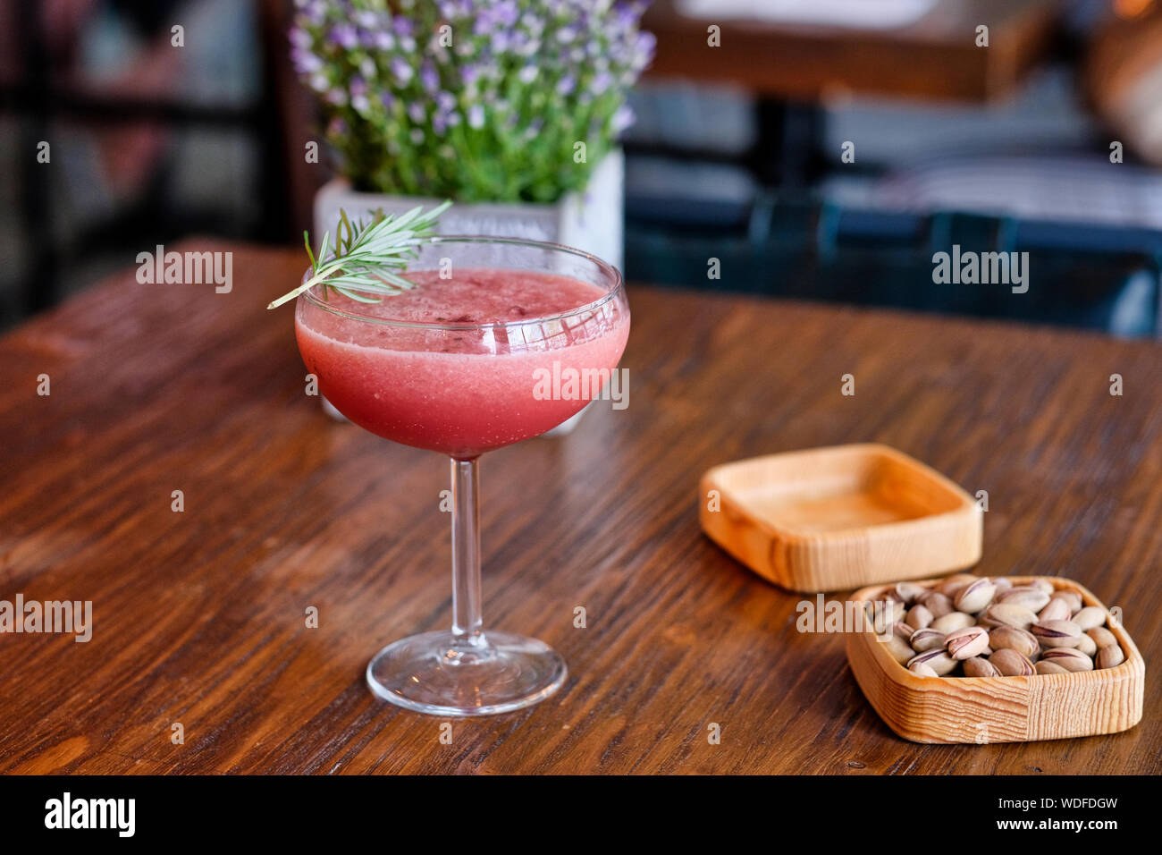 Erfrischende kalte Sommer trinken Wassermelone Slushie mit Basilikum Stockfoto