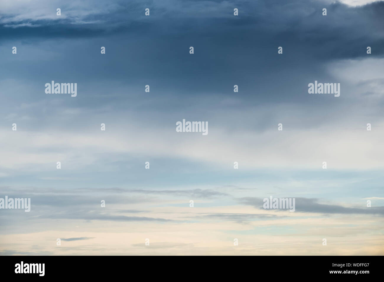 Wolken bei Sonnenuntergang vor dem Regen blauer Himmel Stockfoto