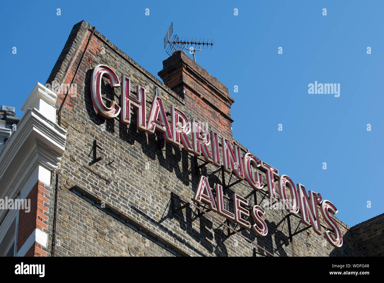 Beleuchtetes Zeichen für die charrington Ales, an der Wand des Kings Arms Pub in Camden High Street, London, England Stockfoto
