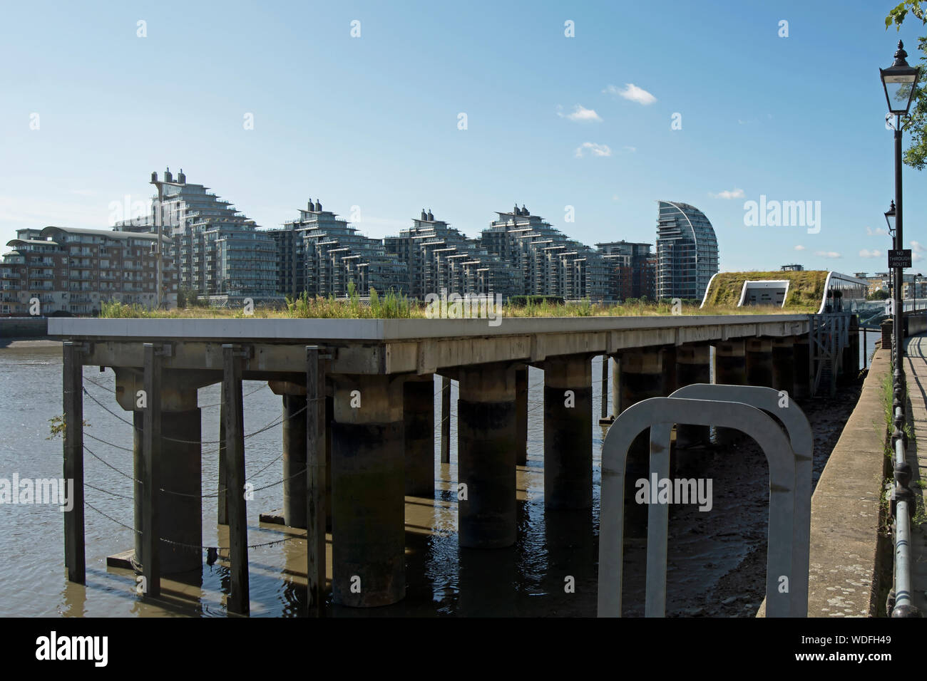 Der Torf bedeckt Marketing Suite, auf einem Pier gebaut, der fulham Riverside luxuriöse Wohnanlagen auf der Themse, London, England Stockfoto