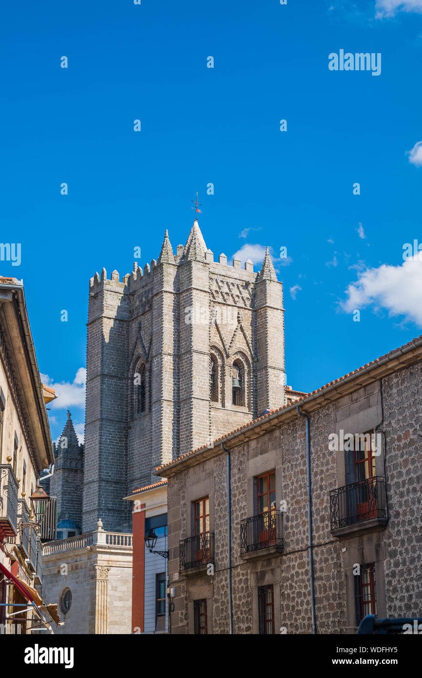 Hauptansicht der Turm der Kathedrale von Avila, Spanien von der Straße Stockfoto