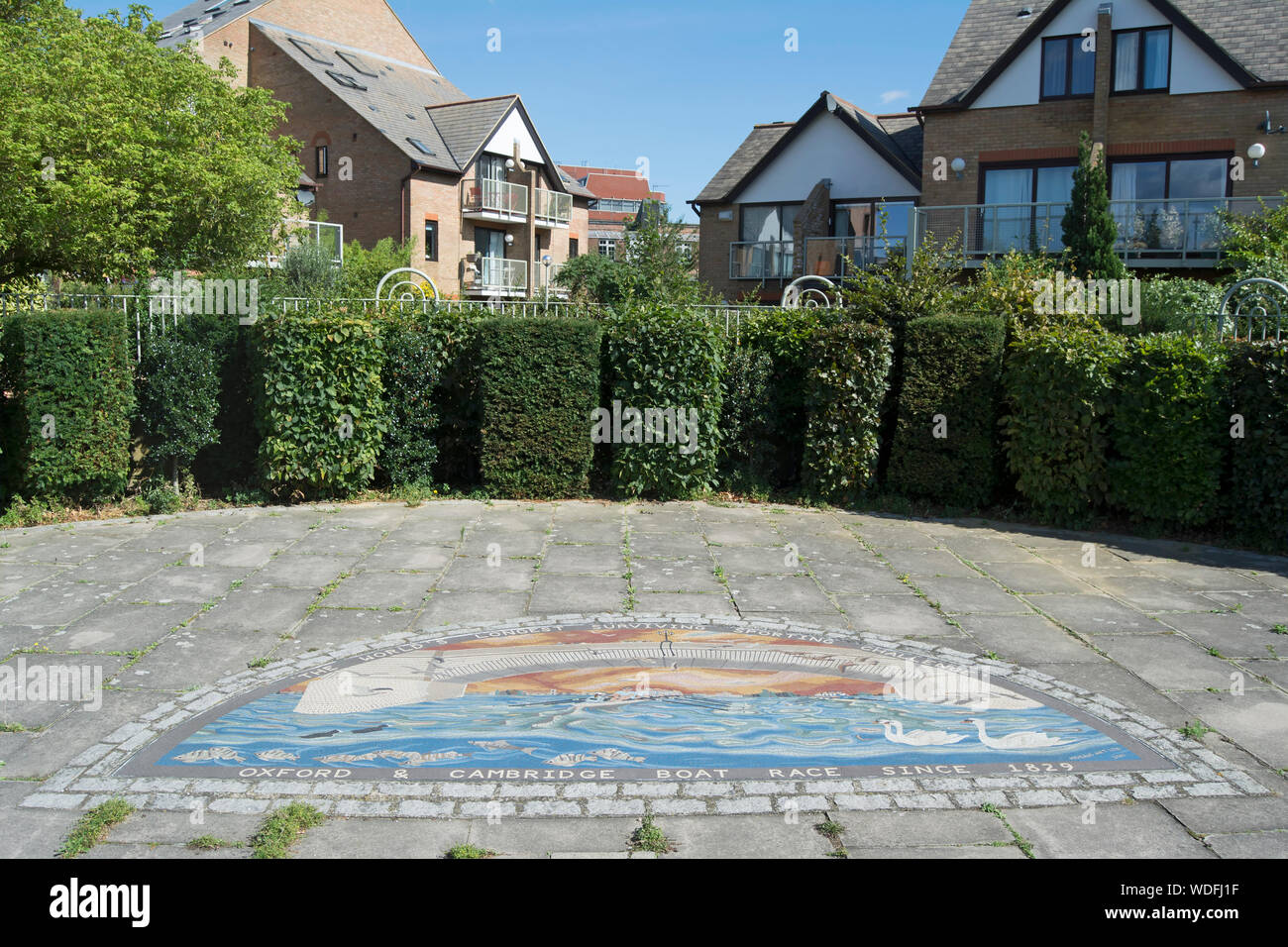 Mosaik in der Nähe von Wandsworth Bridge feiert der Oxford Universität Cambridge Boat Race, durch Mosaik Kunst begrenzt Stockfoto