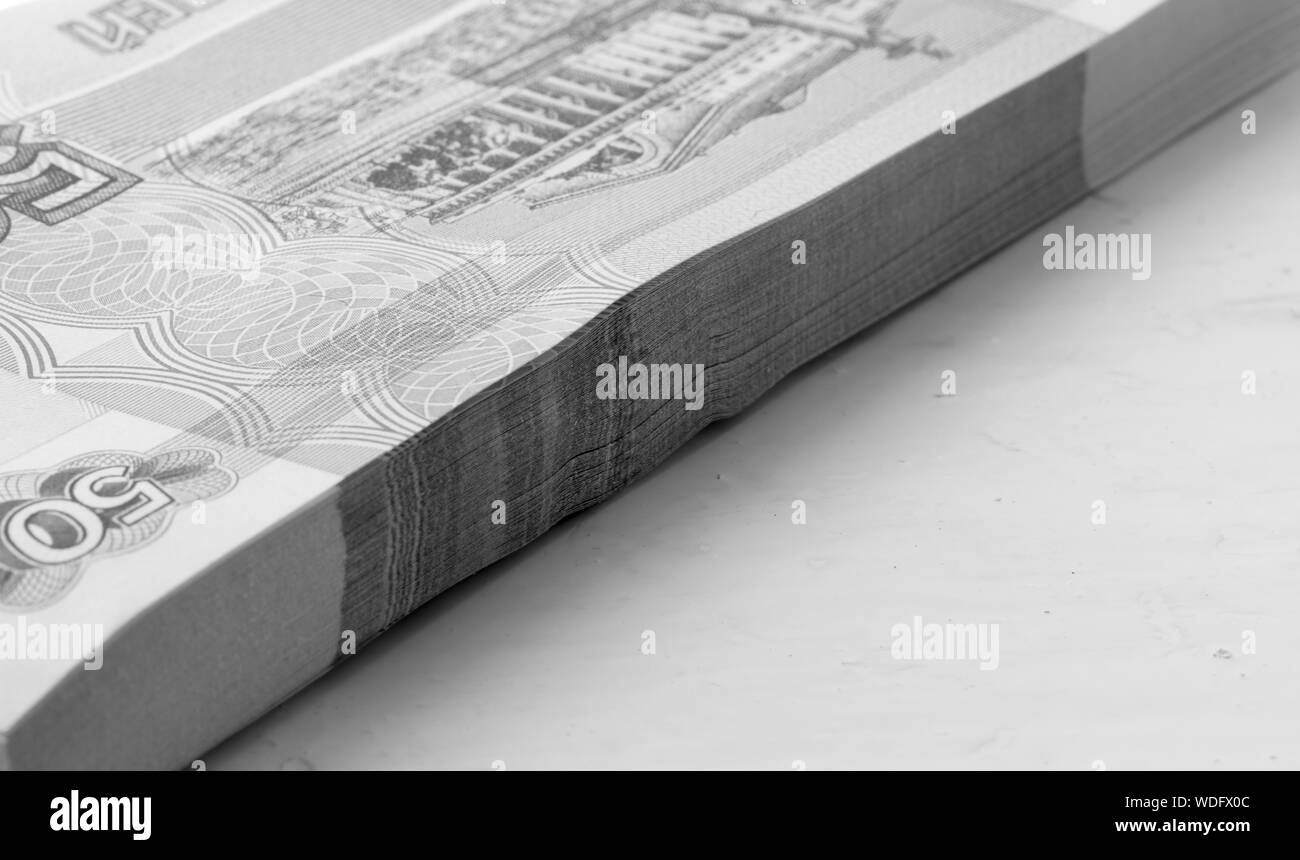 Die nationale Währung Russlands. ein neuer Stapel Papier Geld. geringe Tiefenschärfe. schwarz-weiß Foto Stockfoto