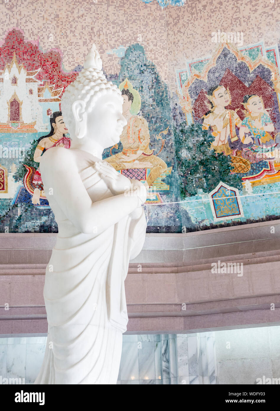 Buddha Statue aus weißem Marmor in der Gefalteten Körperhaltung in der modernen Kirche der thailändischen Tempel. (öffentliche Bereich nicht erforderlich Property Release) Stockfoto