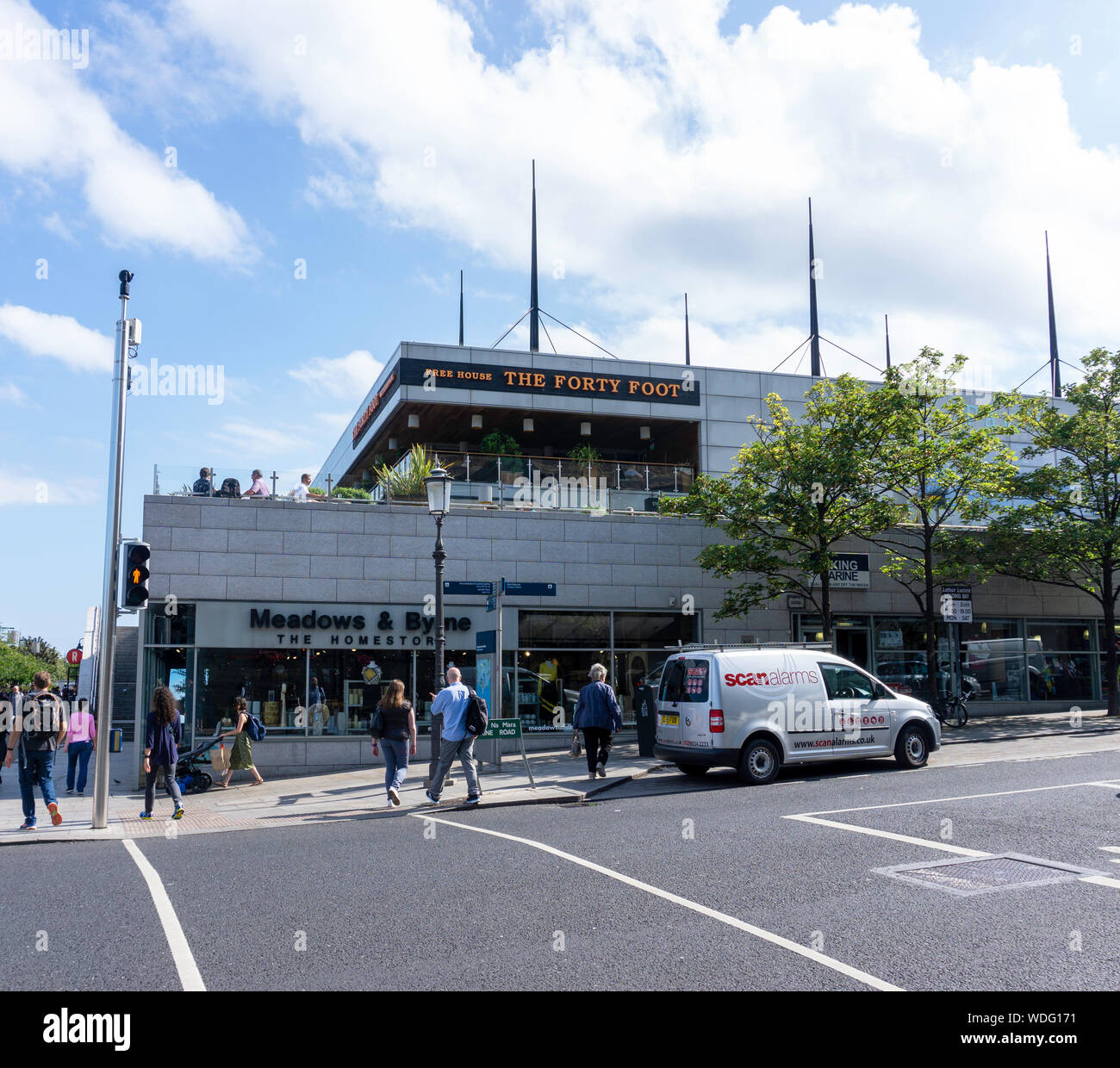 Die vierzig Fuß Pub, ein Wetherspoon Pub, über die Wiesen und Byrne Homestore in Dun Laoghaire, Dublin, Irland. Stockfoto