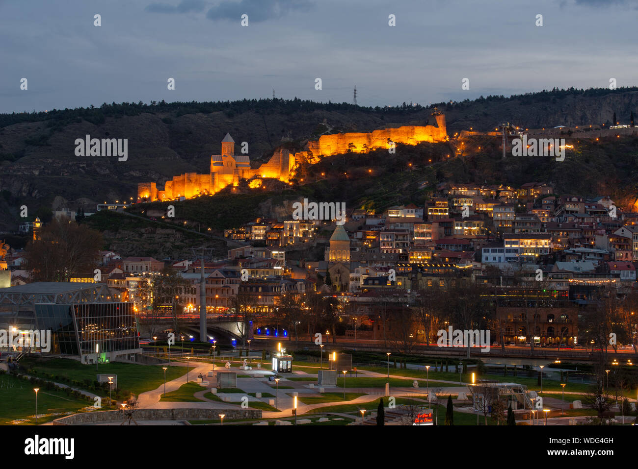 Tiflis, Georgien, Blick auf die Festung Narikala am Abend über die Altstadt suchen, im Frühjahr 2019 fertig Stockfoto