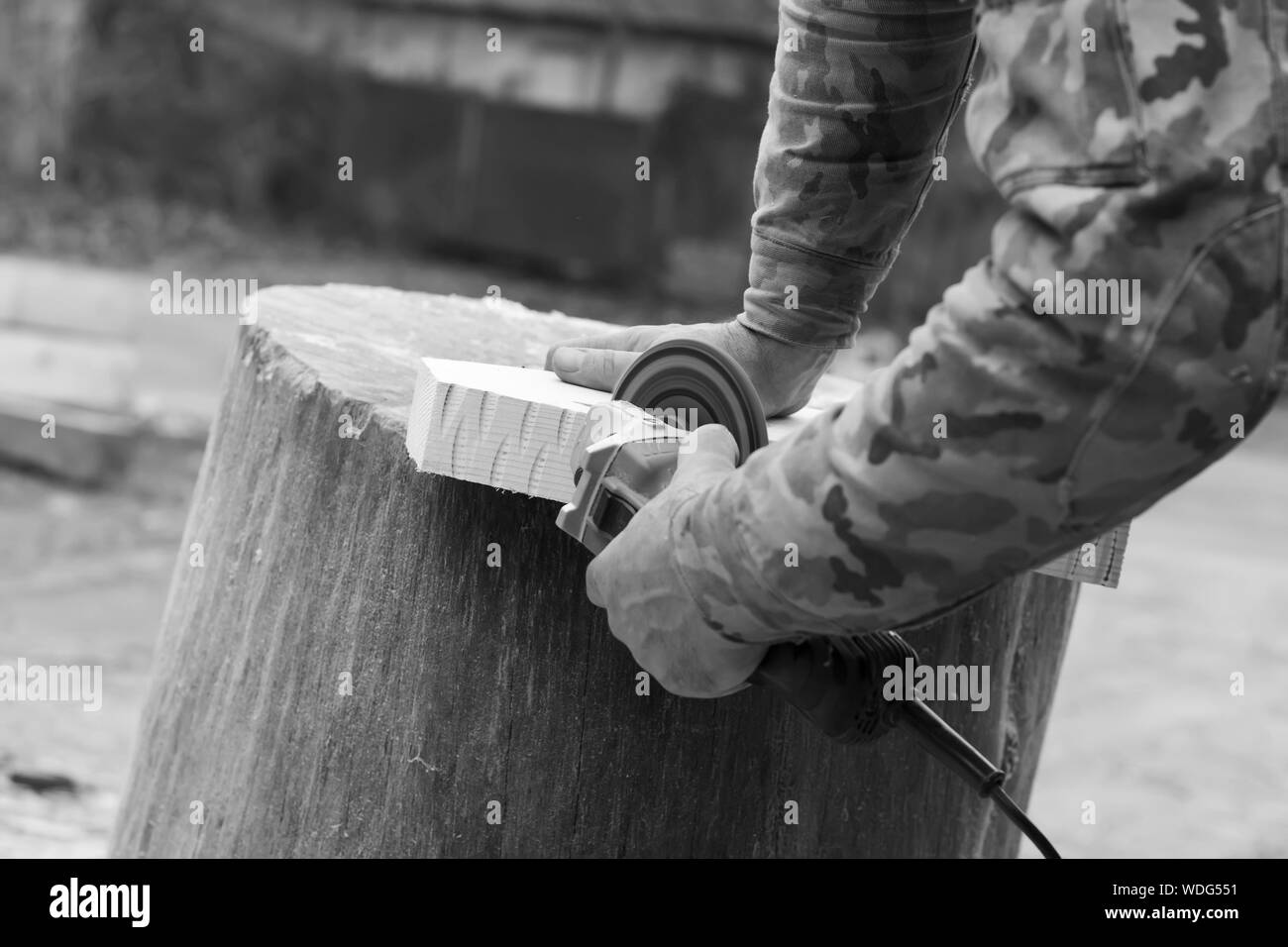 Weißer Kerl griffe Grinder aus Holz Detail. Das Konzept der manuellen Arbeit, freiberufliche. schwarz-weiß Foto. selektive Fokus Stockfoto