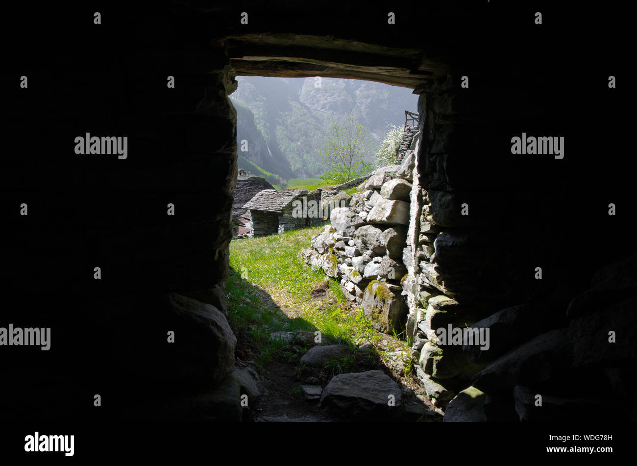Eingang der Hütte aus Stein Stockfoto