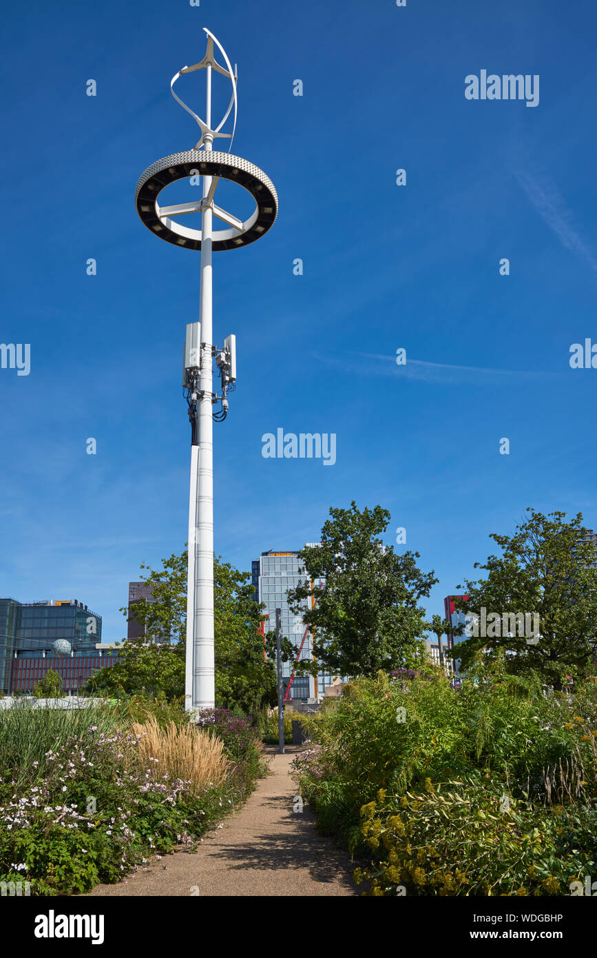 Gärten und Lichtmast in der Queen Elizabeth Olympic Park, Stratford, London, im Sommer Stockfoto