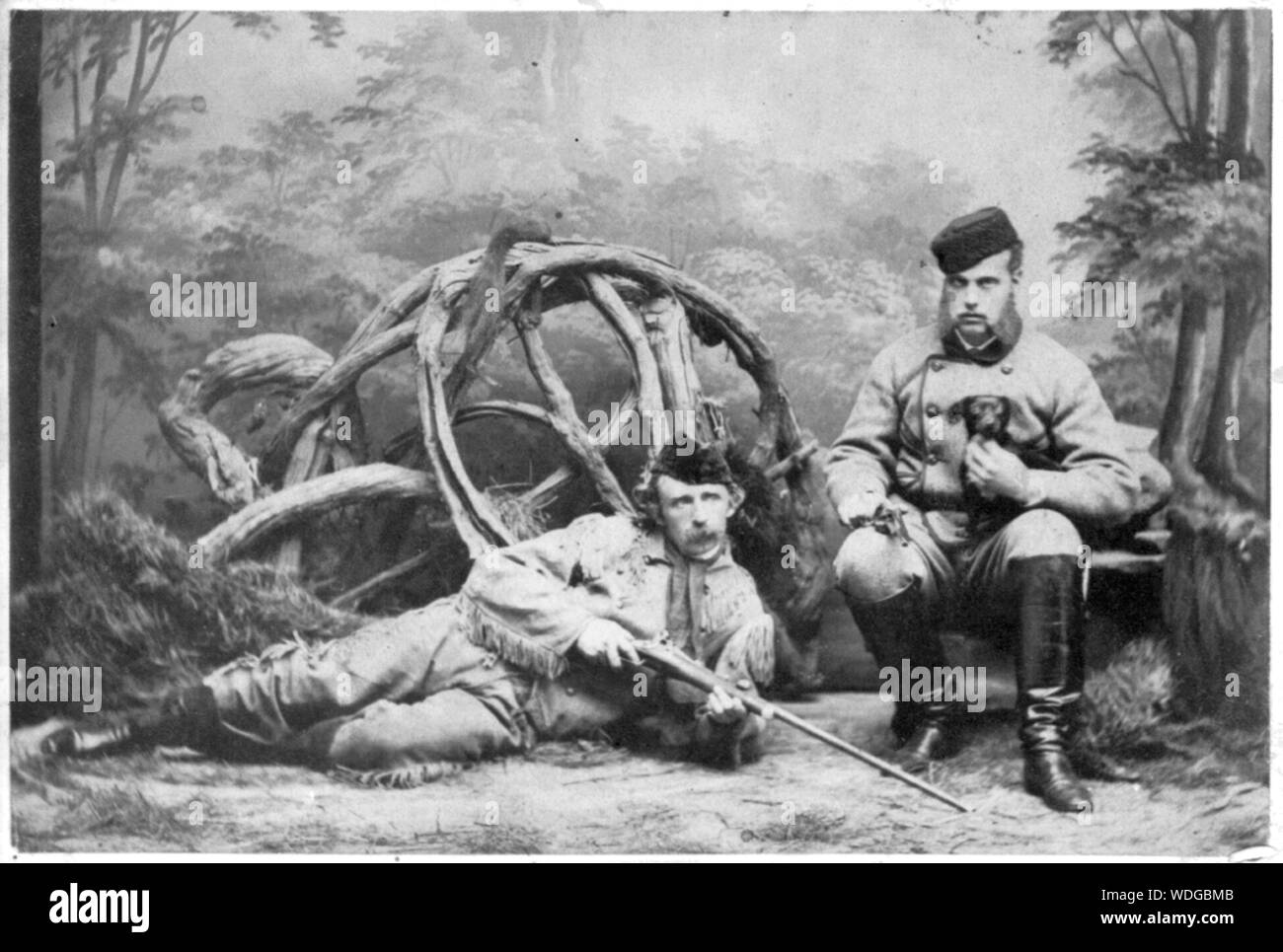 George Armstrong Custer, liegend in hirschleder Jagd Outfit mit Gewehr, Großherzog Alexis sitzt neben ihm Holding Welpen Stockfoto