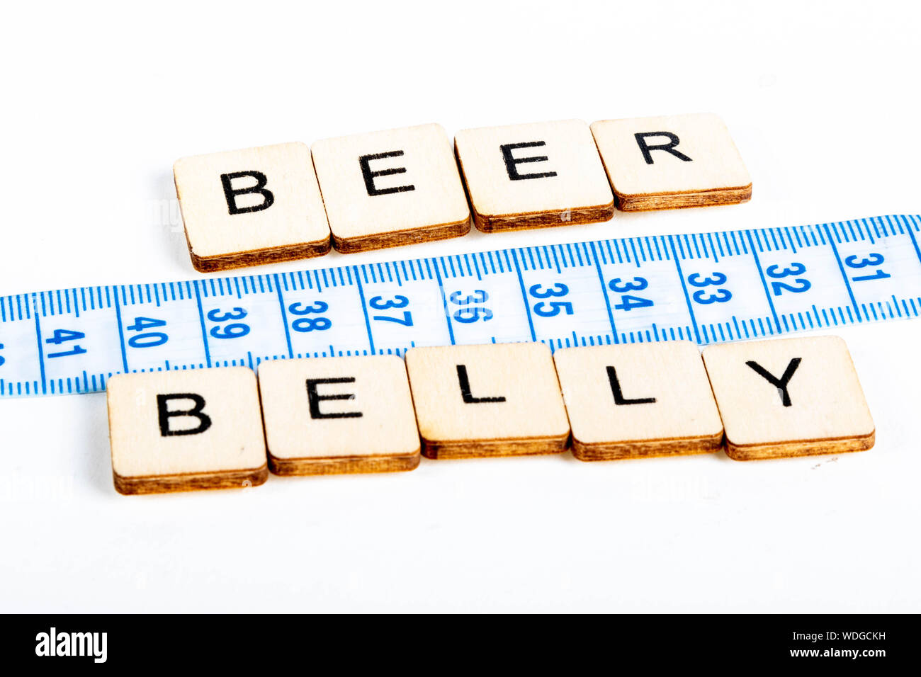 Gesundheit Konzept von einem Maßband messen auch die Nachricht Bierbauch Stockfoto