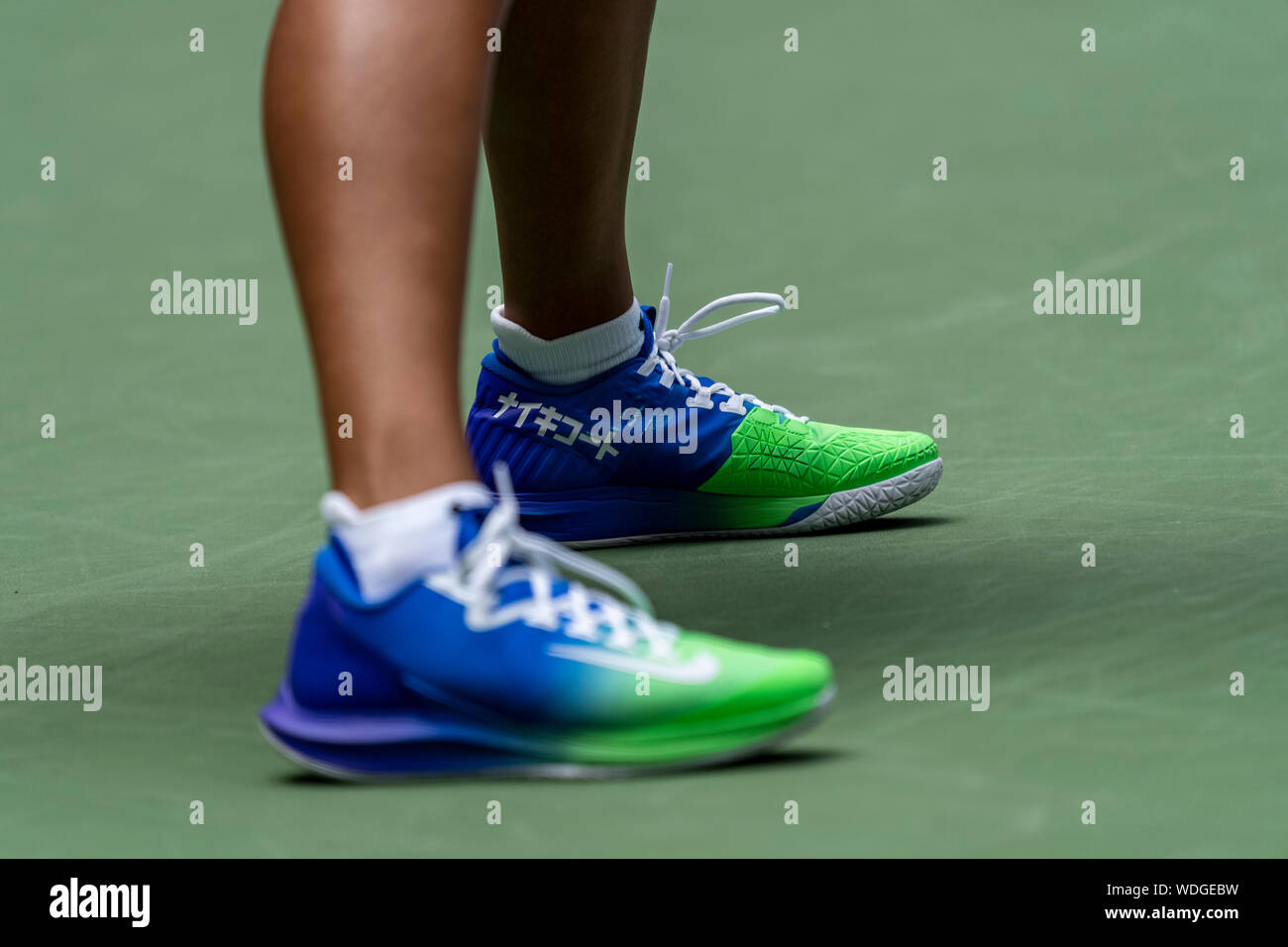 Naomi in Osaka (JPN) konkurrieren in der ersten Runde der US Open Tennis  2019 ihr Custom Nike Schuhe tragen Stockfotografie - Alamy