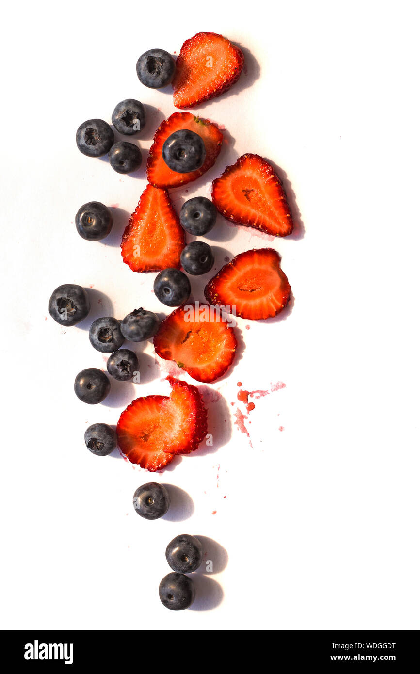 Blackberry und Erdbeere auf weißen Hintergrund. Nahaufnahme, Ansicht von oben, hohe Auflösung Produkt Stockfoto